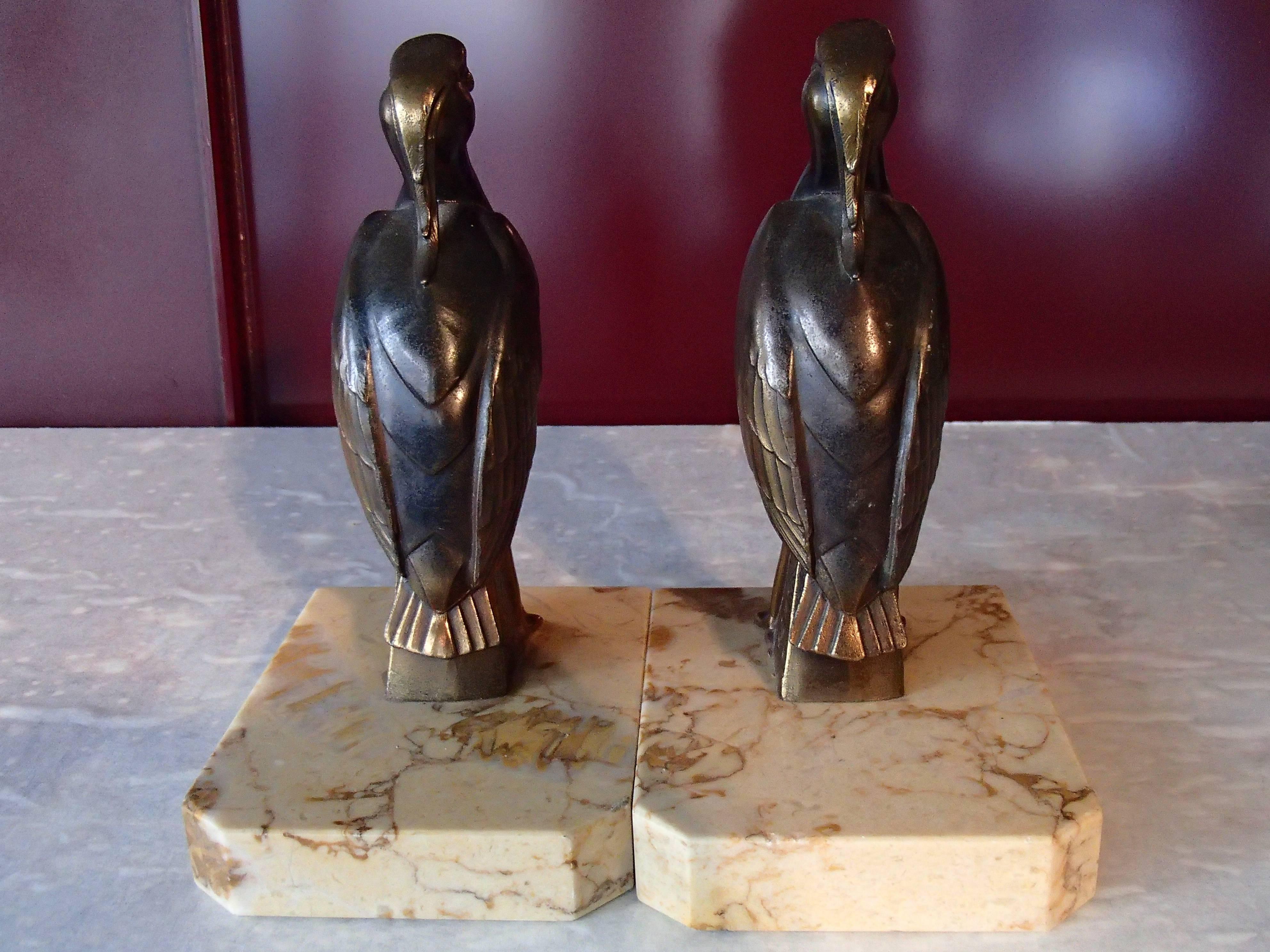 Ein Paar Art-Déco-Bronze-Vogel-Buchstützen von Jamar (Art déco) im Angebot