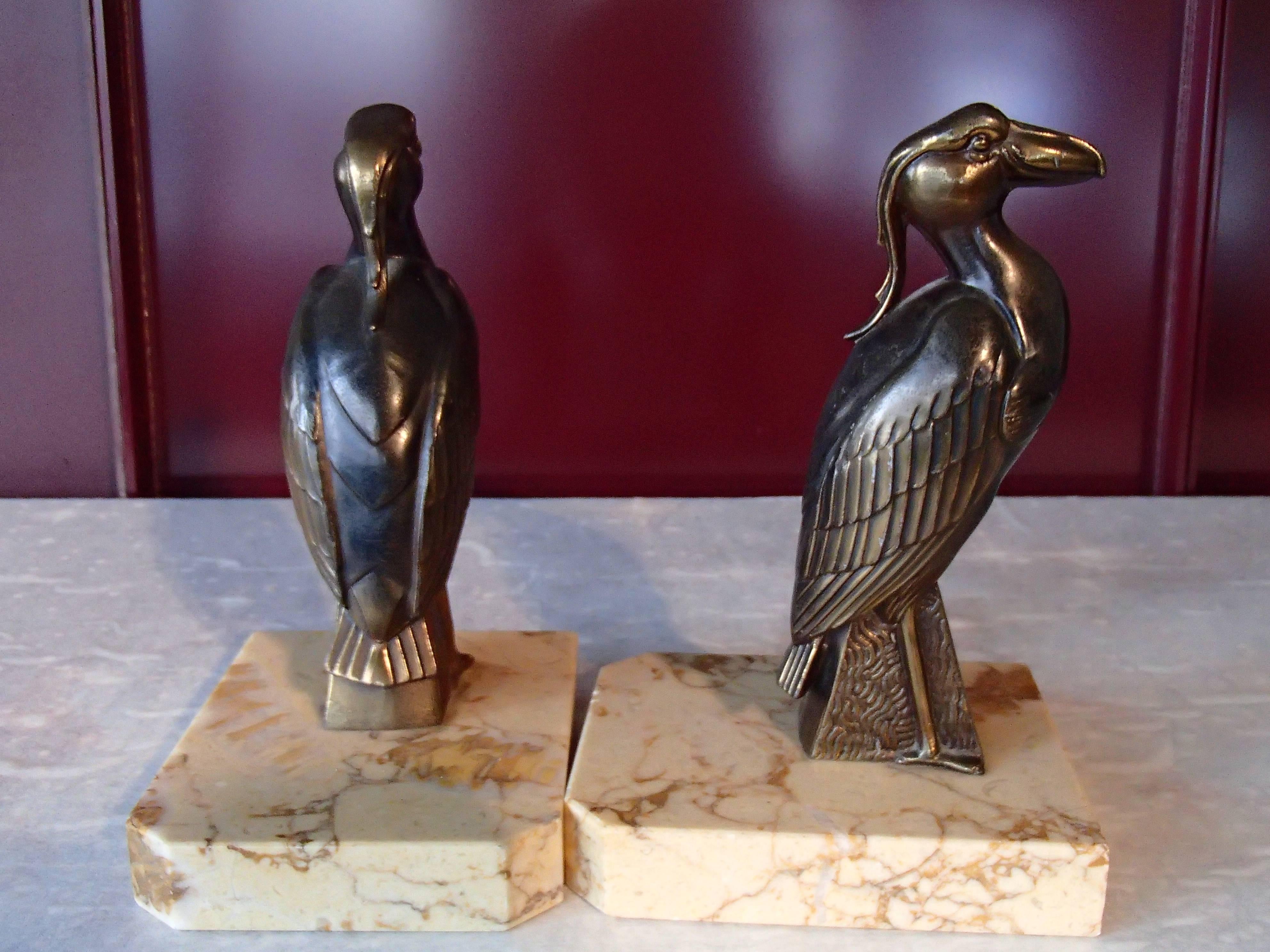 Ein Paar Art-Déco-Bronze-Vogel-Buchstützen von Jamar (Französisch) im Angebot