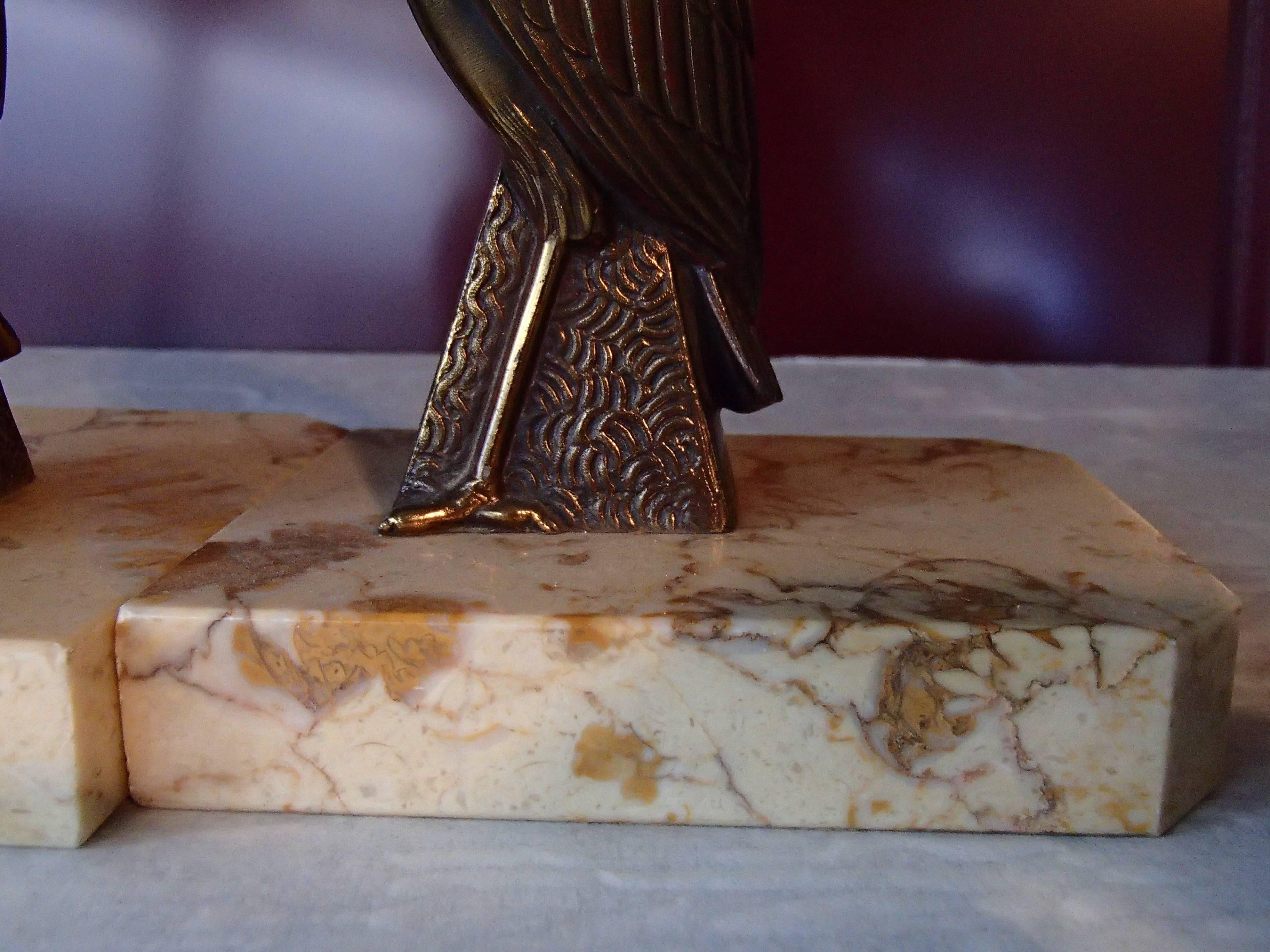 Ein Paar Art-Déco-Bronze-Vogel-Buchstützen von Jamar im Angebot 3