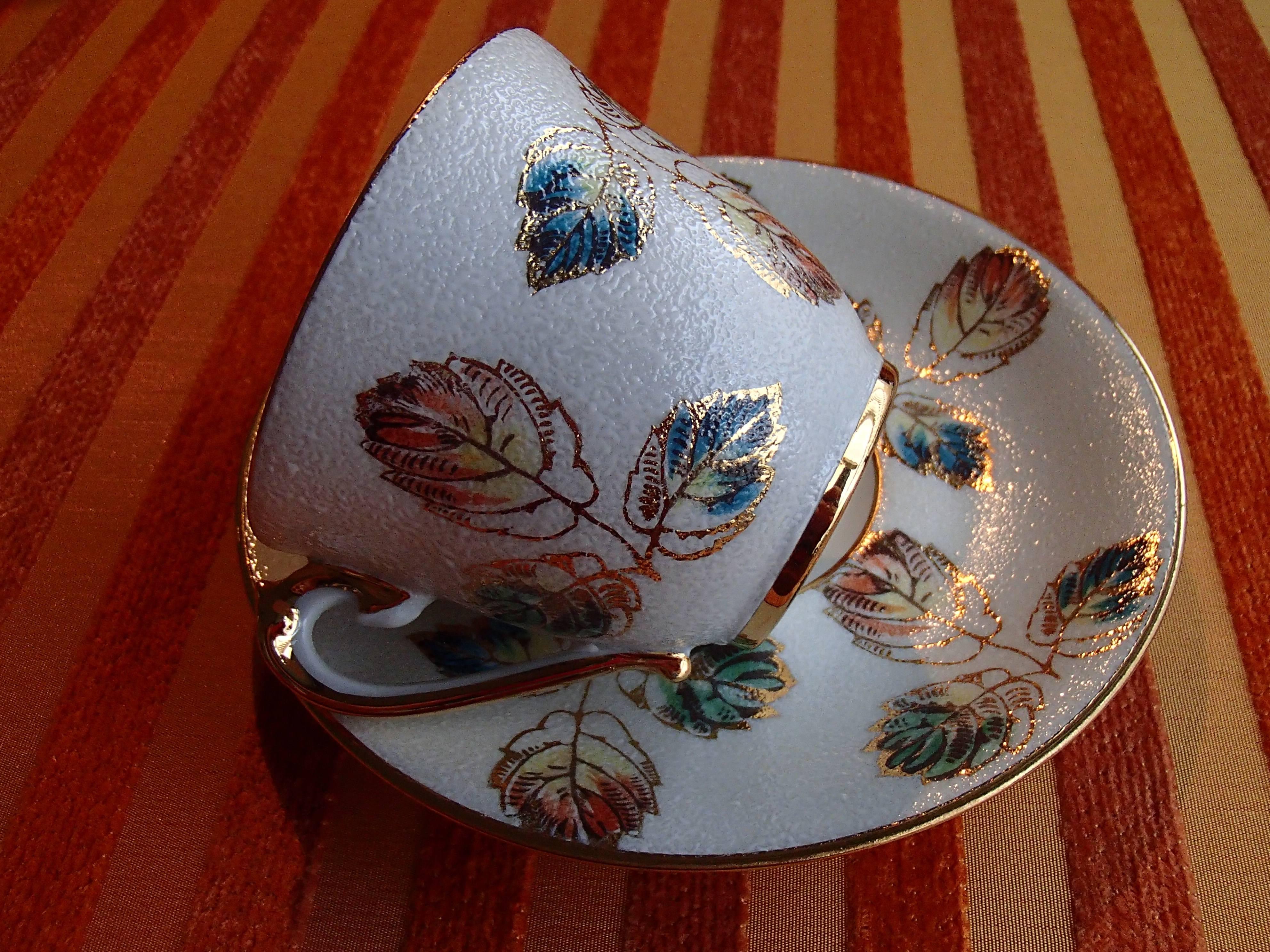20th Century Limoges Hand-Painted Porcelain Coffee Cup by R.Leclair In Excellent Condition In Weiningen, CH