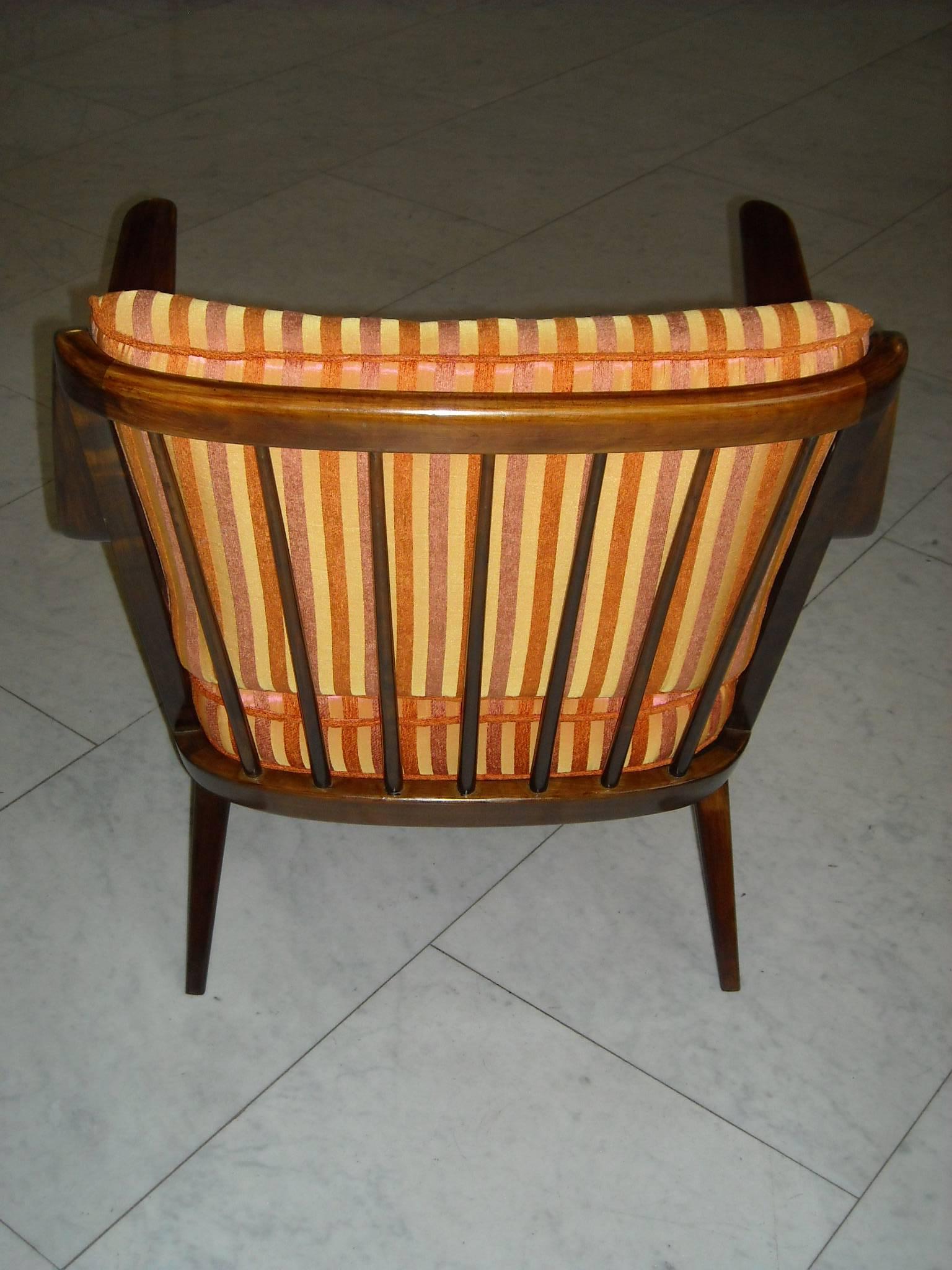 Paar Knoll Antimott Sessel, getönte Birke, gelb-orangefarbene Seide, wiederhergestellt (20. Jahrhundert) im Angebot