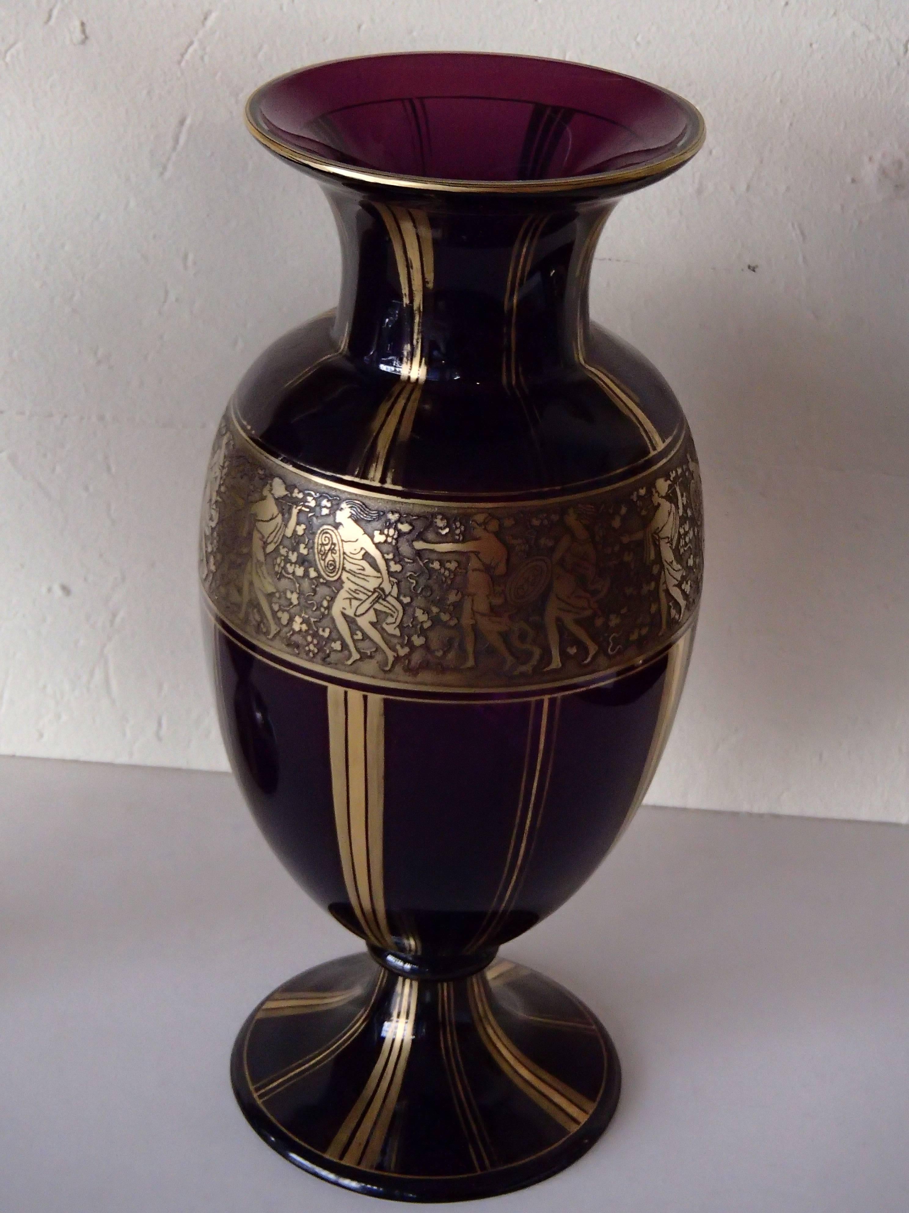 Paar große Ludwig Moser Karlsbad Vasen lila mit goldenen griechischen mythologischen Motiven.
Das Glas ist in perfektem Zustand. Ein Teil des Goldes verblasst.