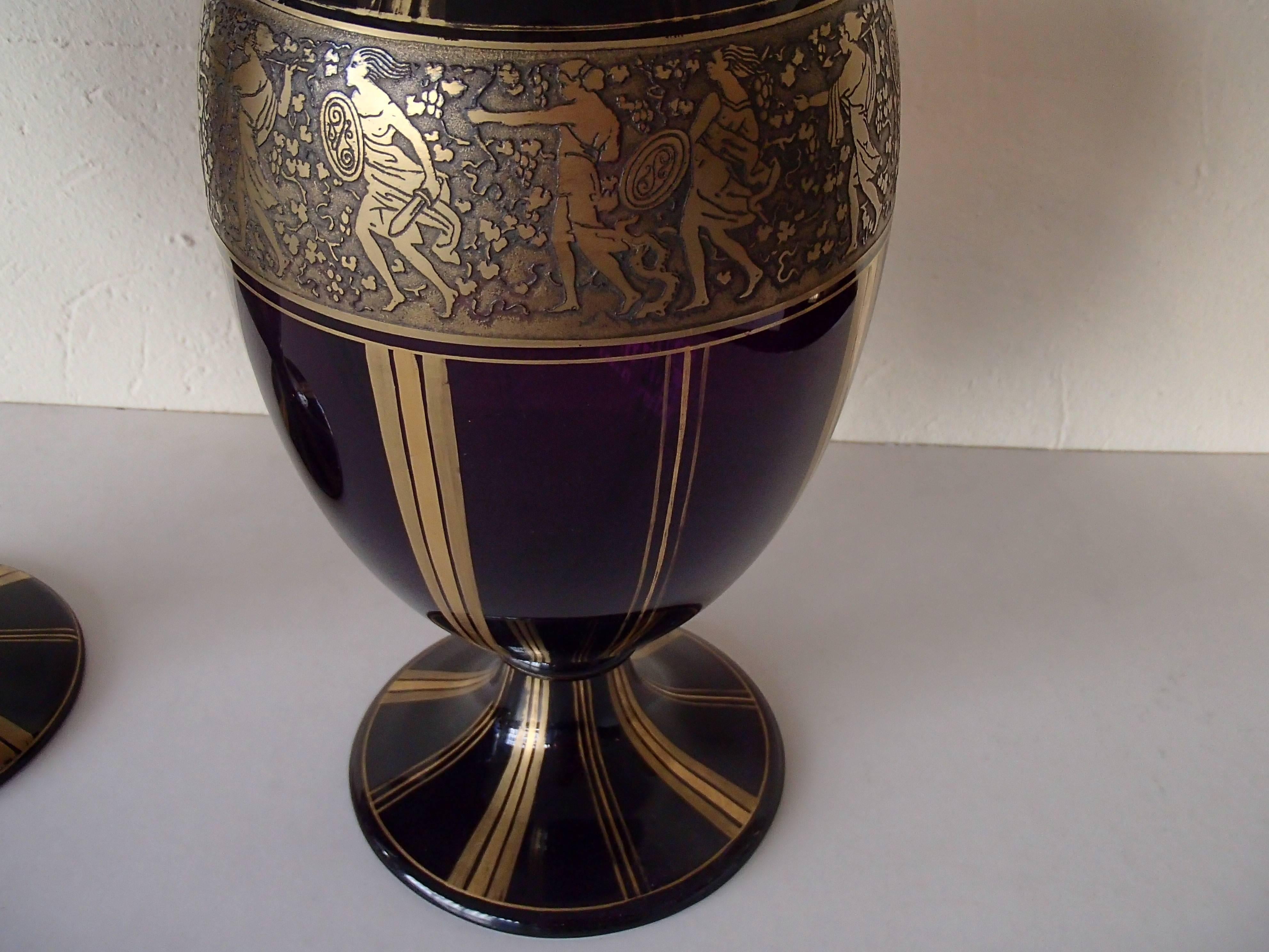 Paar riesige Ludwig Moser Karlsbad-Vasen mit goldenen mythologischen Motiven (Frühes 20. Jahrhundert) im Angebot