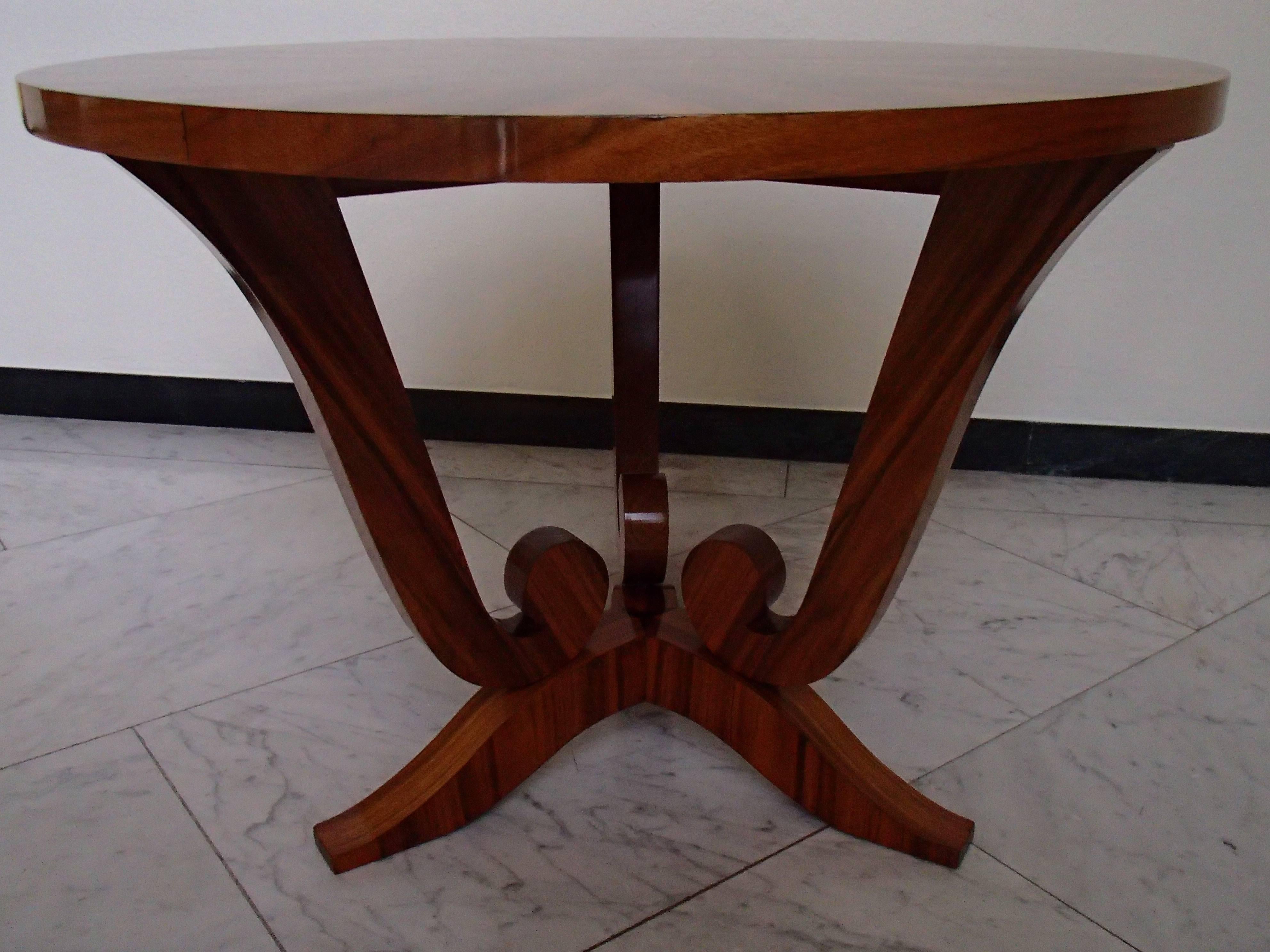1930 Very Elegant Light Round Walnut Inlay 3 Leg Art Deco Coffee or Side Table In Excellent Condition In Weiningen, CH