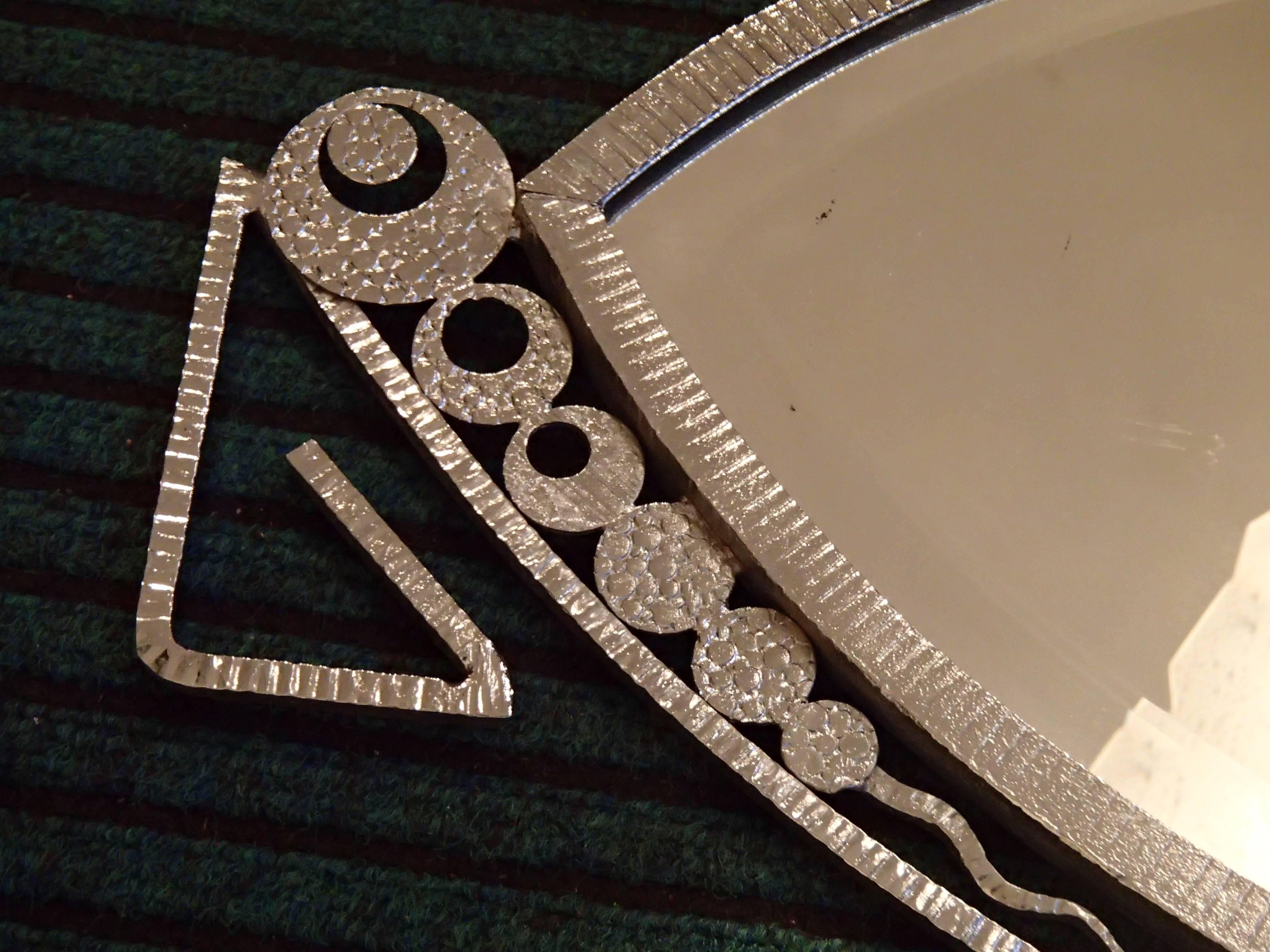 Ovaler Deko-Spiegel aus geschmiedetem Eisen und Silber, Art déco (Geschmiedet) im Angebot