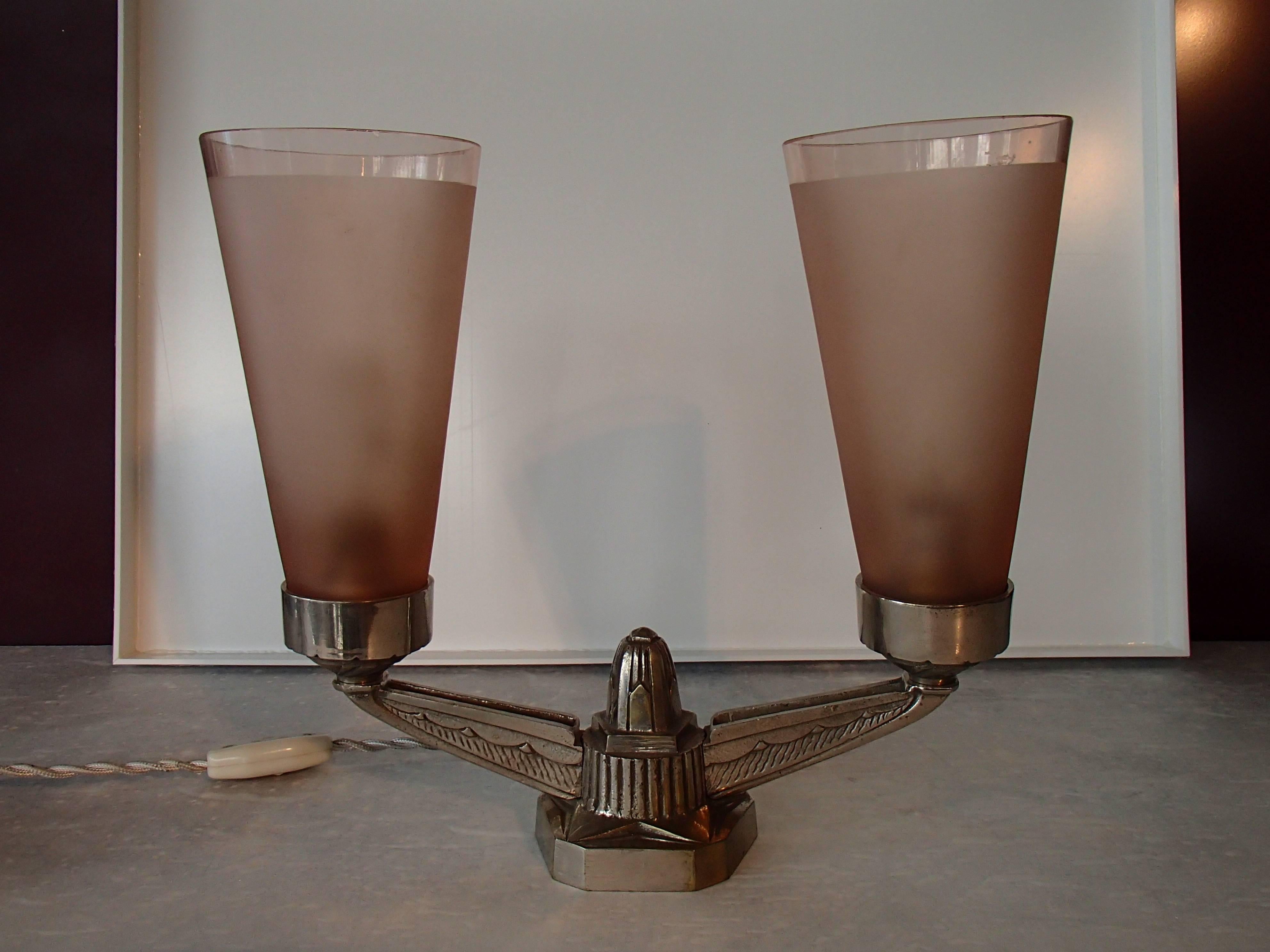 Art Deco Elegant 1920s Table Lampe Pale Rose Frosted Glass Bronze Nickeled For Sale