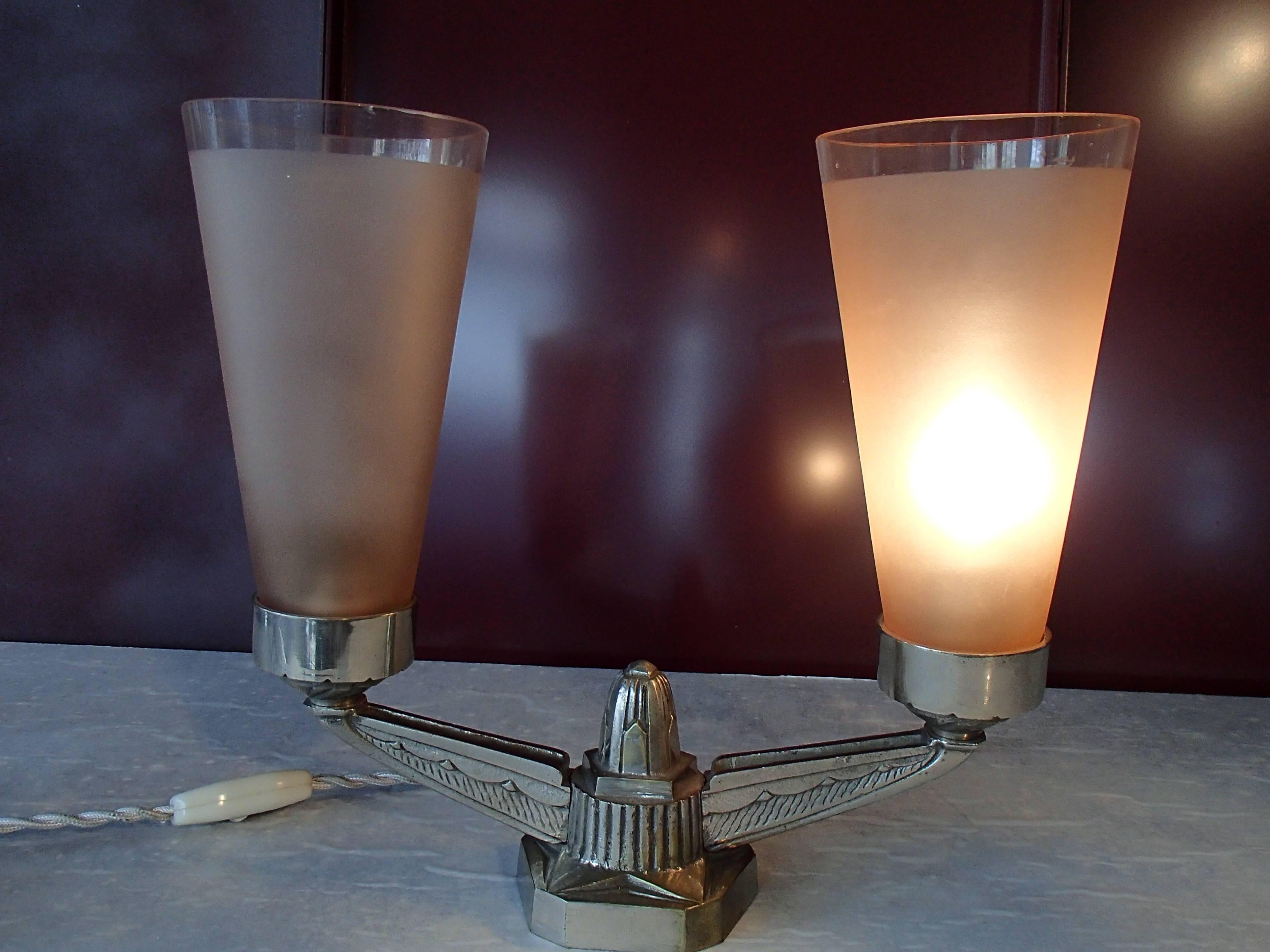 Elegant 1920s Table Lampe Pale Rose Frosted Glass Bronze Nickeled In Good Condition For Sale In Weiningen, CH
