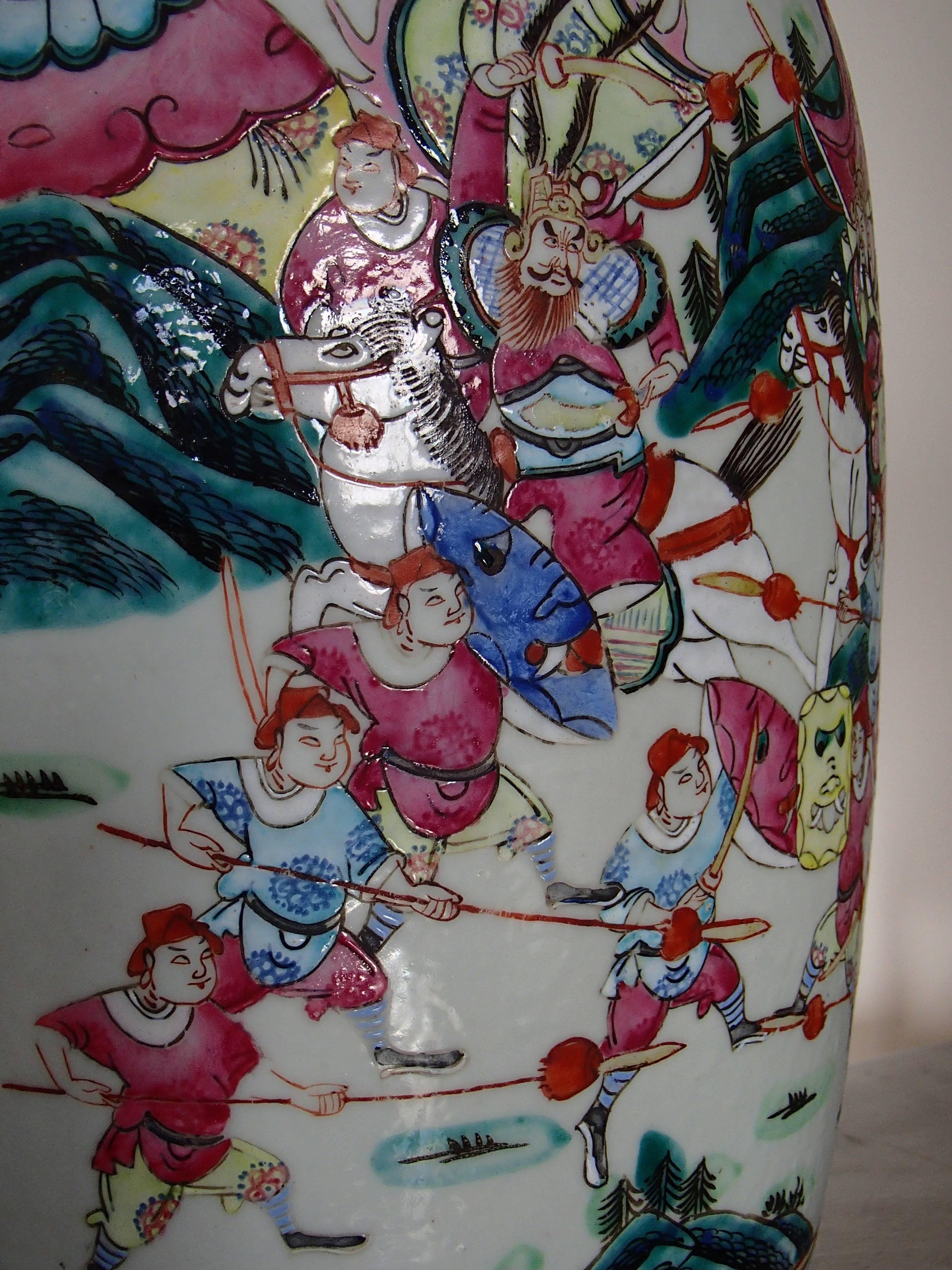 19th Century Chinese Famille Rose Canton Porcelain Vase In Excellent Condition In Weiningen, CH