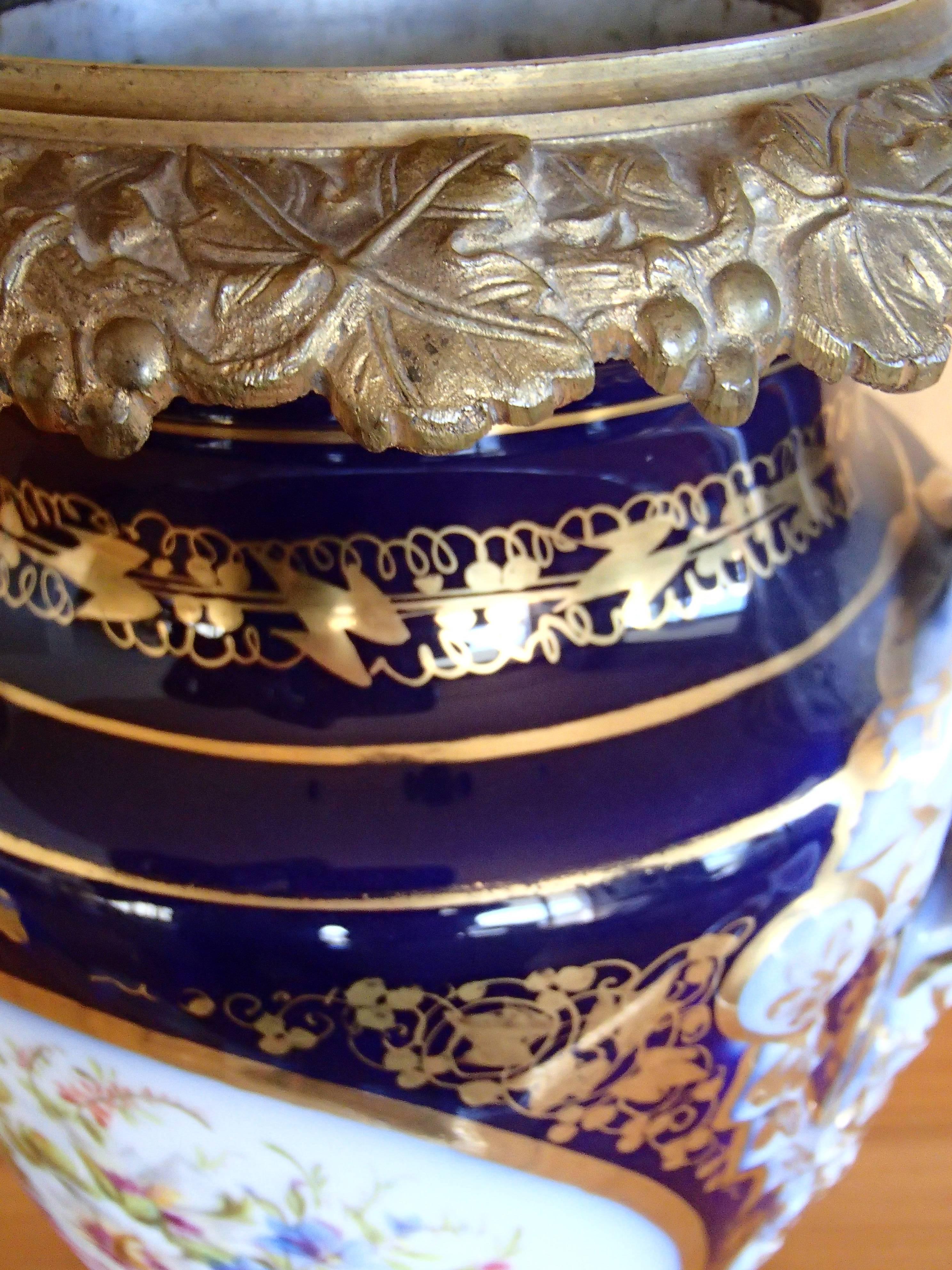 Amphorenförmige Porzellan-Svre-Vase mit Bronzeteilen aus der Zeit Napoleons III. (Französisch) im Angebot