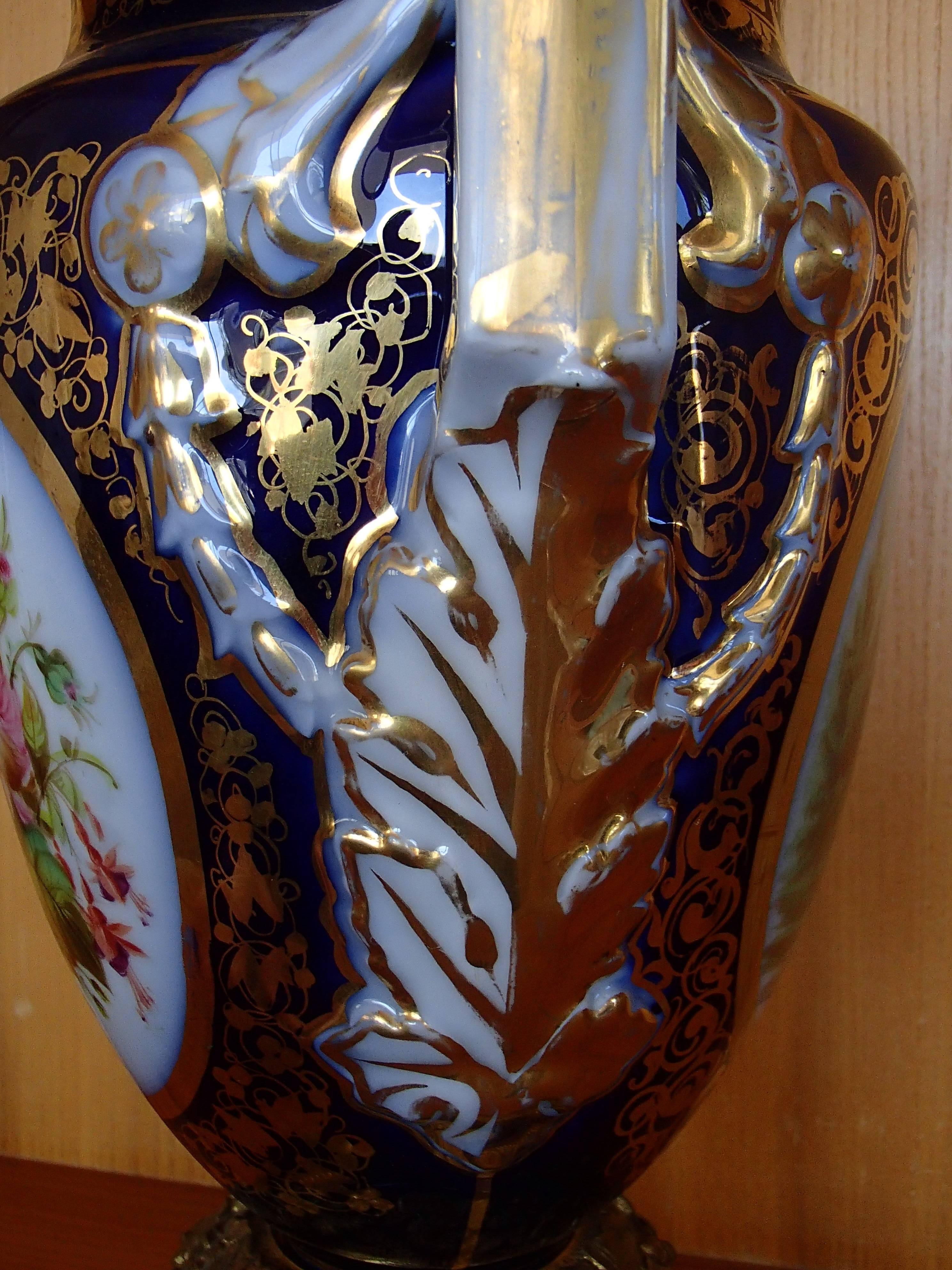 Amphorenförmige Porzellan-Svre-Vase mit Bronzeteilen aus der Zeit Napoleons III. (Handgeschnitzt) im Angebot