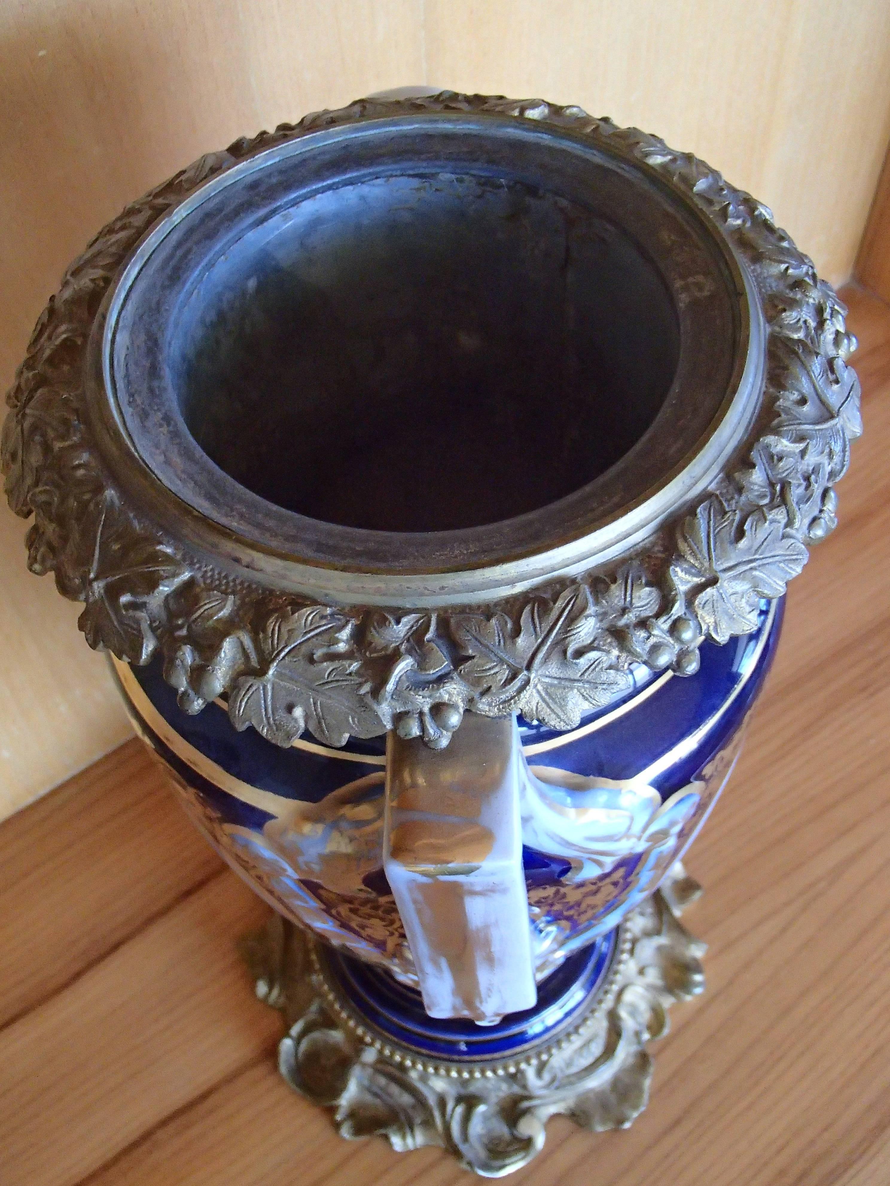 Amphorenförmige Porzellan-Svre-Vase mit Bronzeteilen aus der Zeit Napoleons III. (Vergoldung) im Angebot