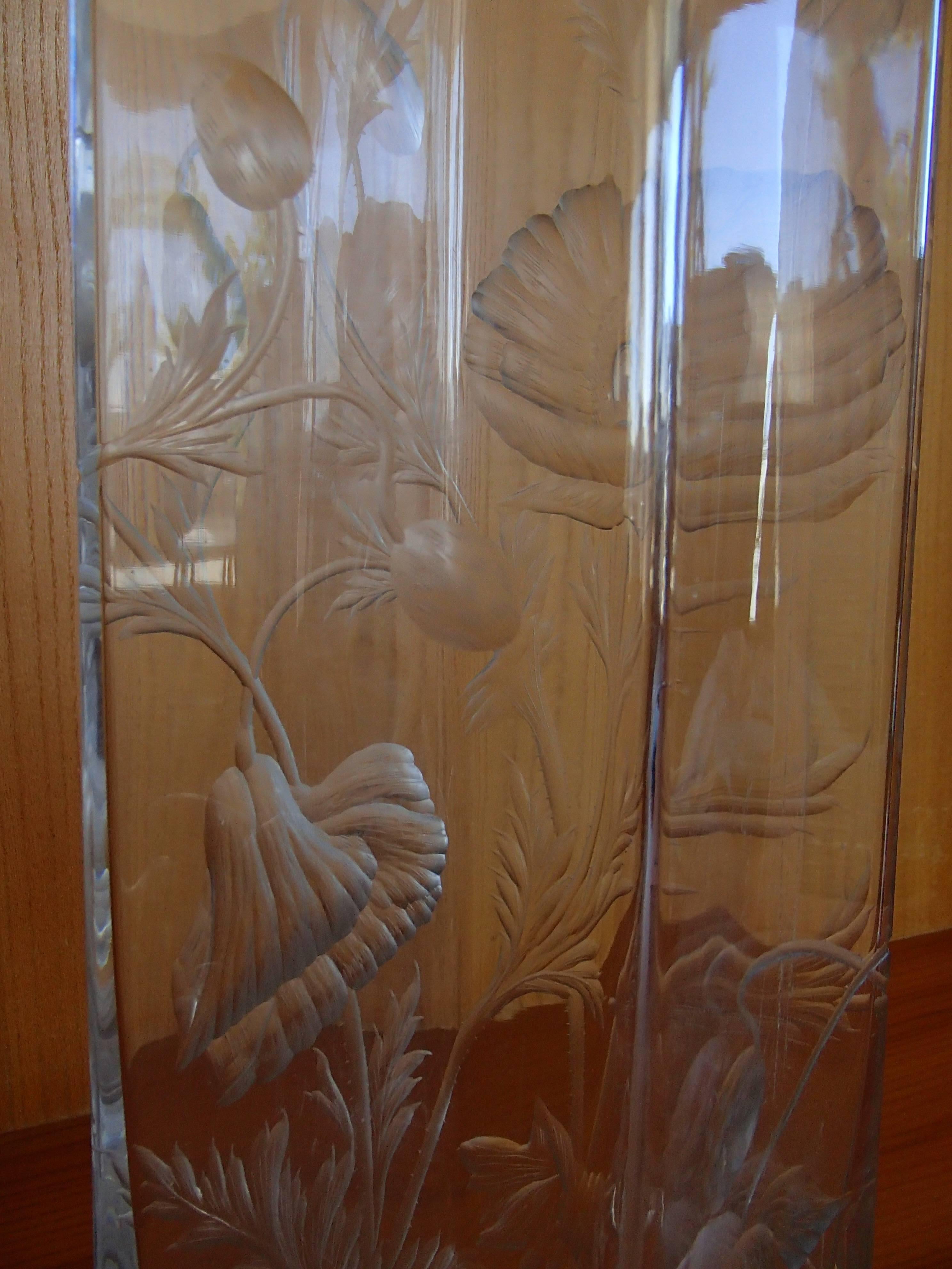 Art déco Vase Baccarat Art Déco avec fleurs de coq gravées Base en bronze plaqué or en vente