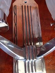 Pareja de apliques Art Decó plateados con pantallas de cristal esmerilado