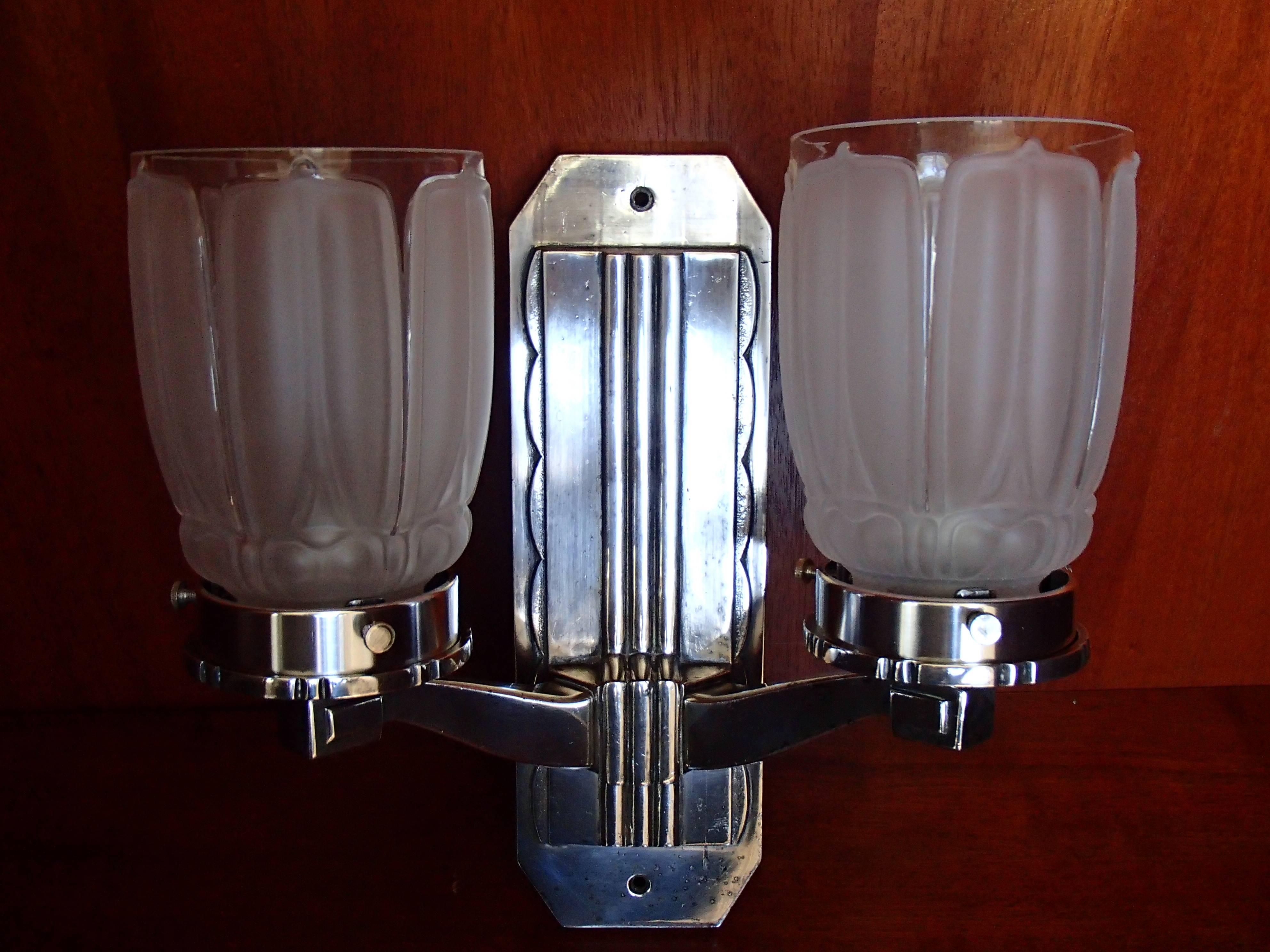 Mid-20th Century Pair of Art Deco Silver Plated Walllights with Frosted Glass Shades For Sale