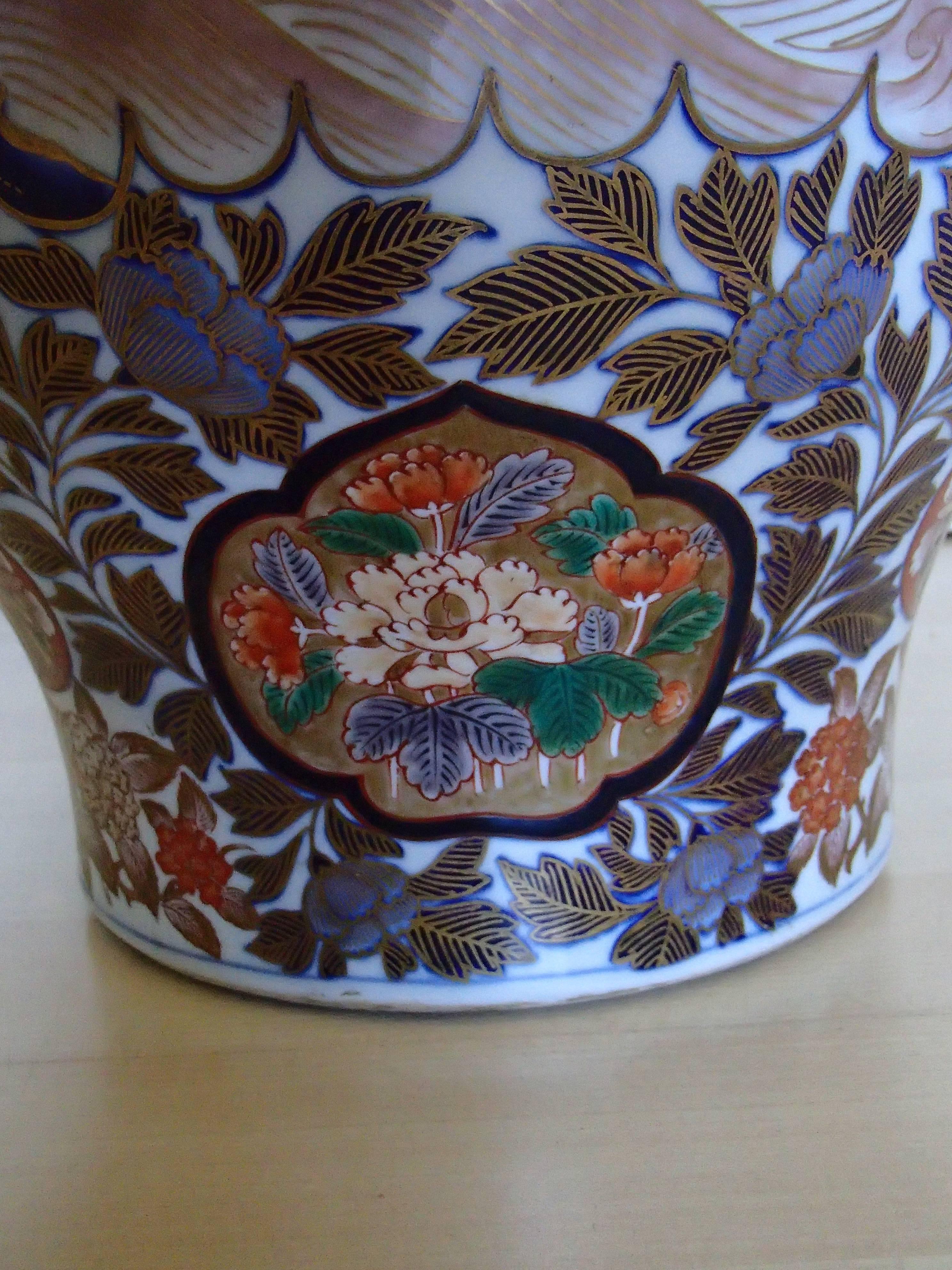 Dipinto a mano Enorme vaso Imari con dipinto a penna con uccelli e fiori Kiku in vendita
