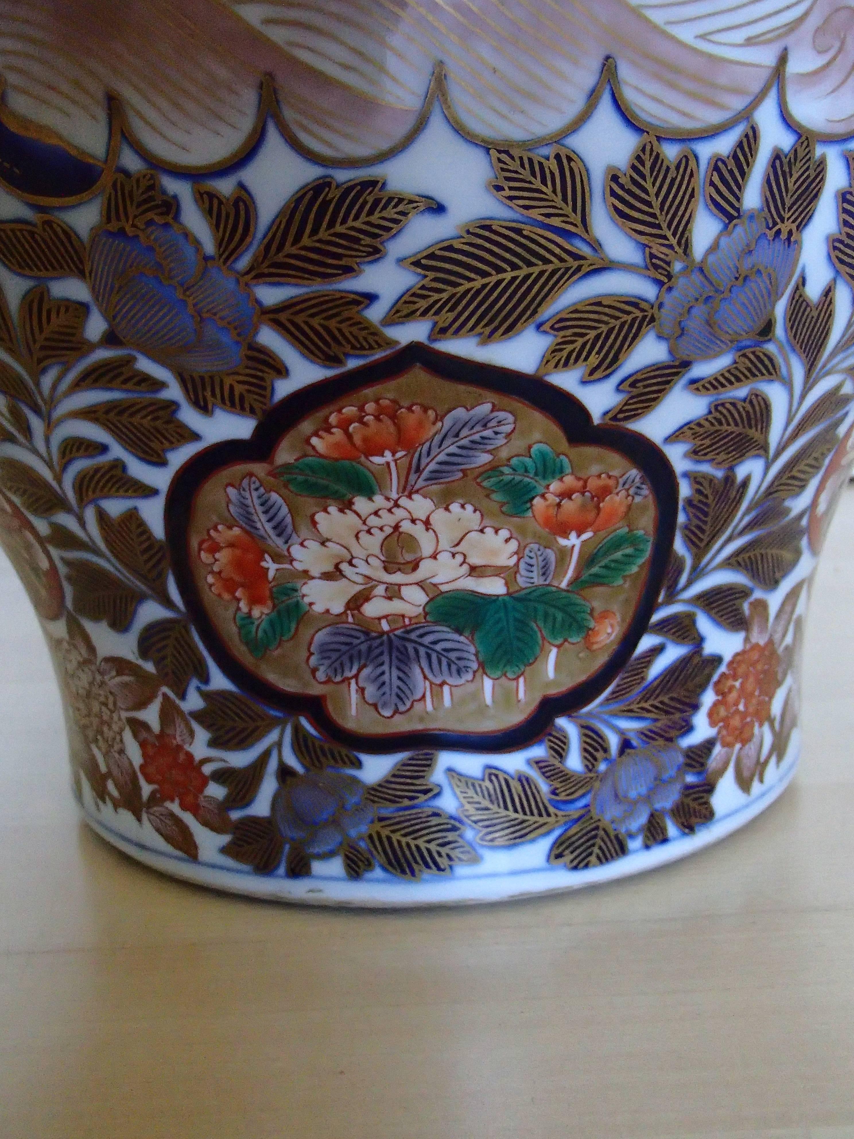 Fait main Grand vase Imari avec e-mail peint d'oiseaux et de fleurs Kiku en vente