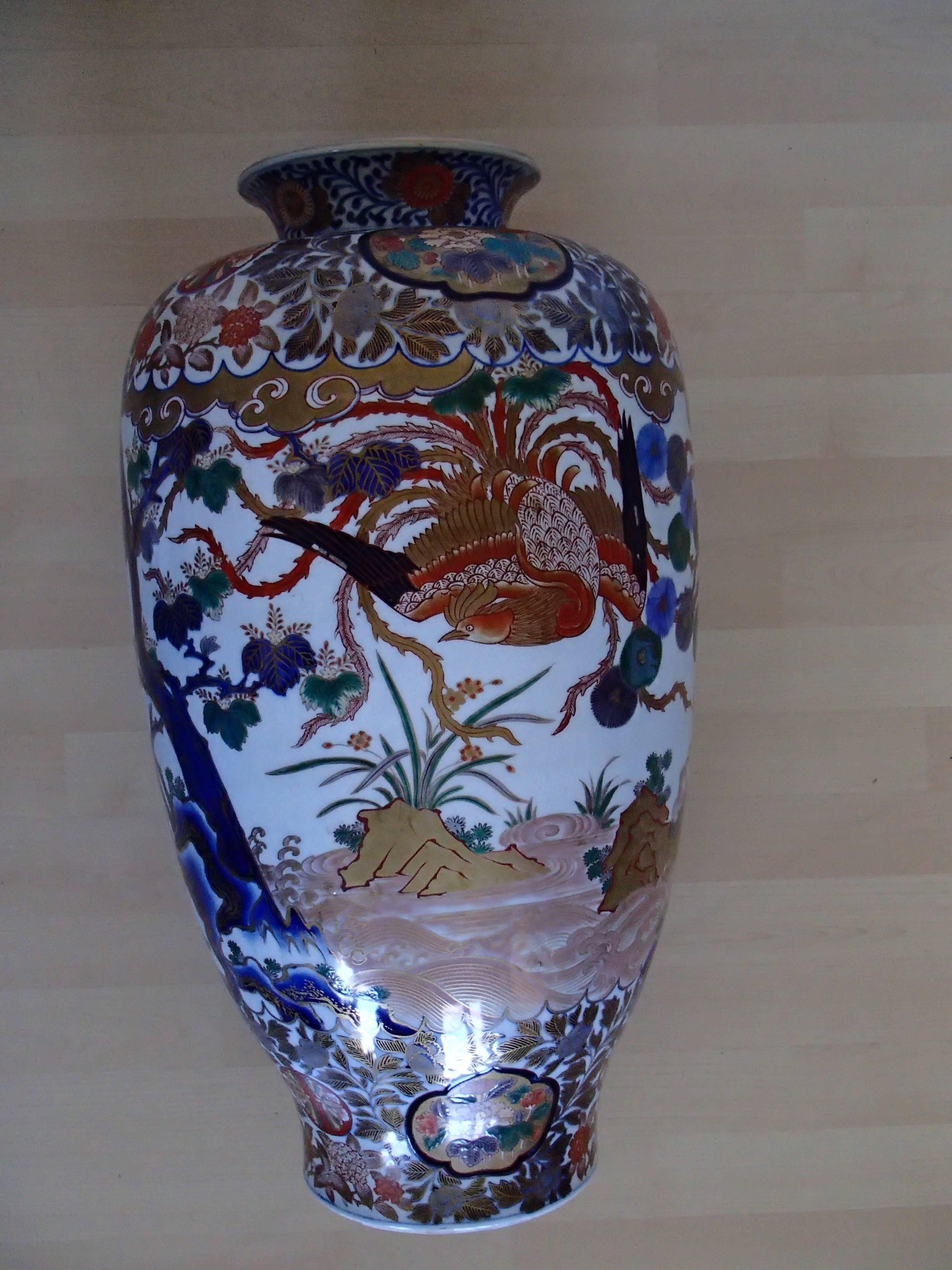 XX secolo Enorme vaso Imari con dipinto a penna con uccelli e fiori Kiku in vendita