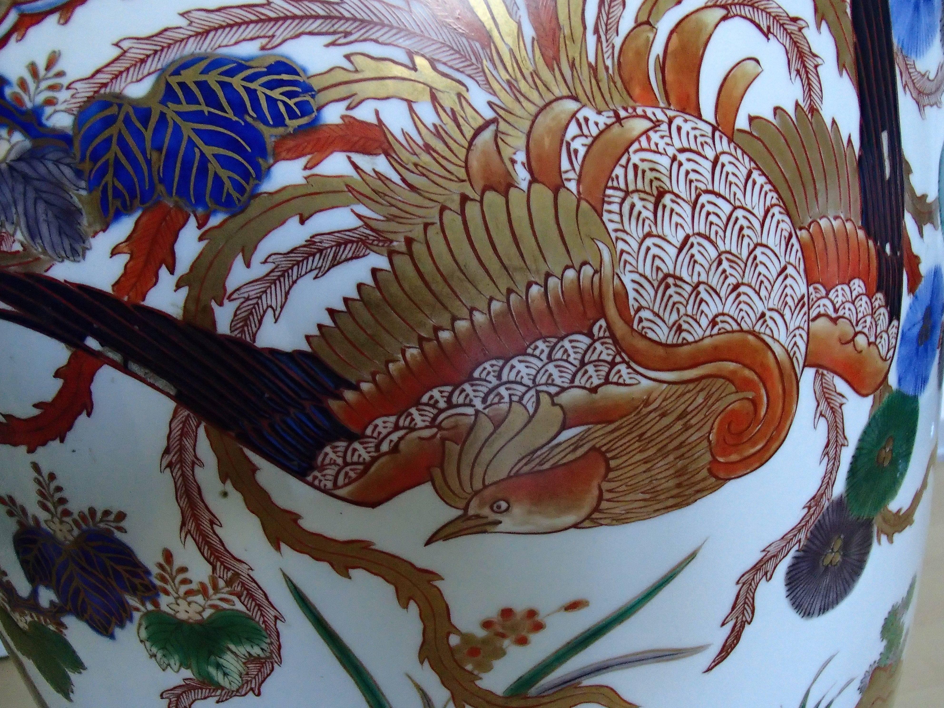 Japonais Grand vase Imari avec e-mail peint d'oiseaux et de fleurs Kiku en vente