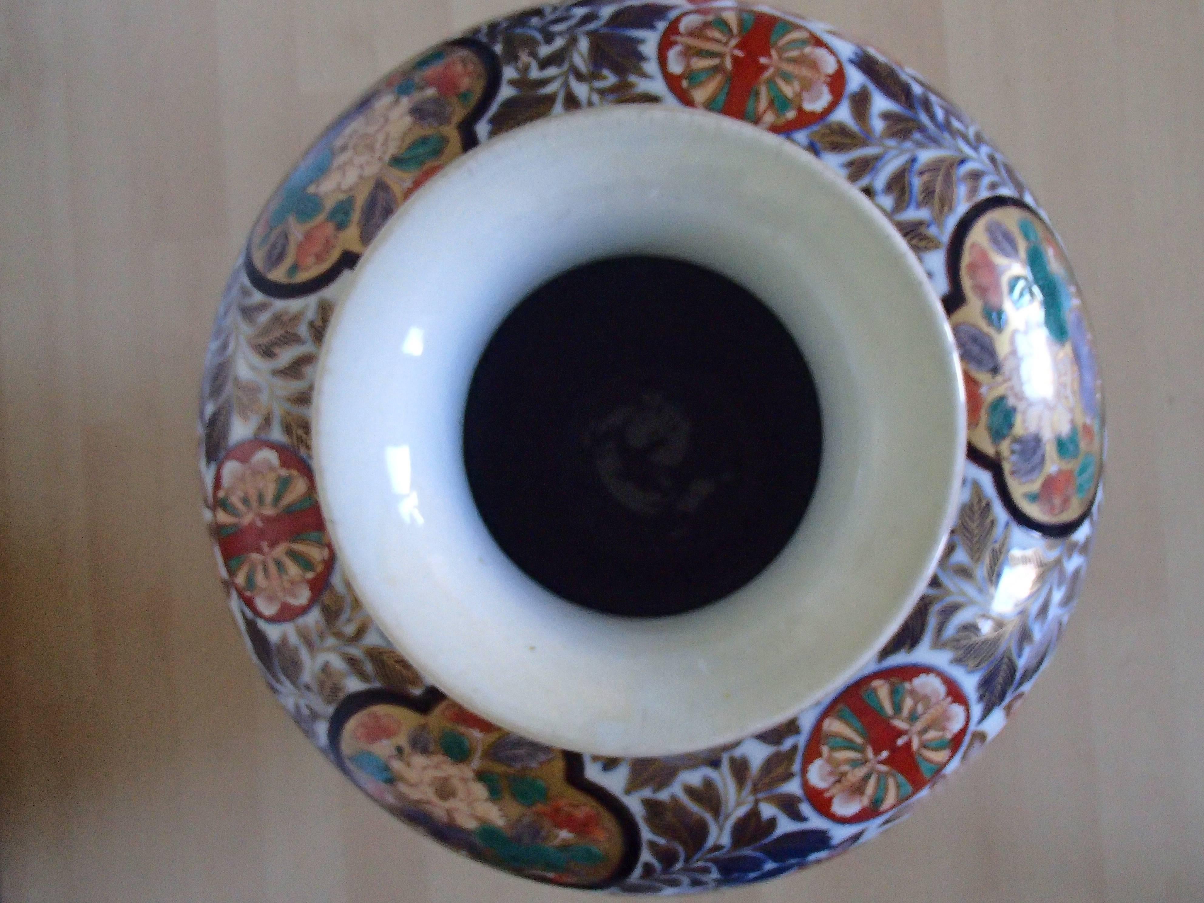 Enorme vaso Imari con dipinto a penna con uccelli e fiori Kiku In condizioni ottime in vendita a Schöfflisdorf, CH