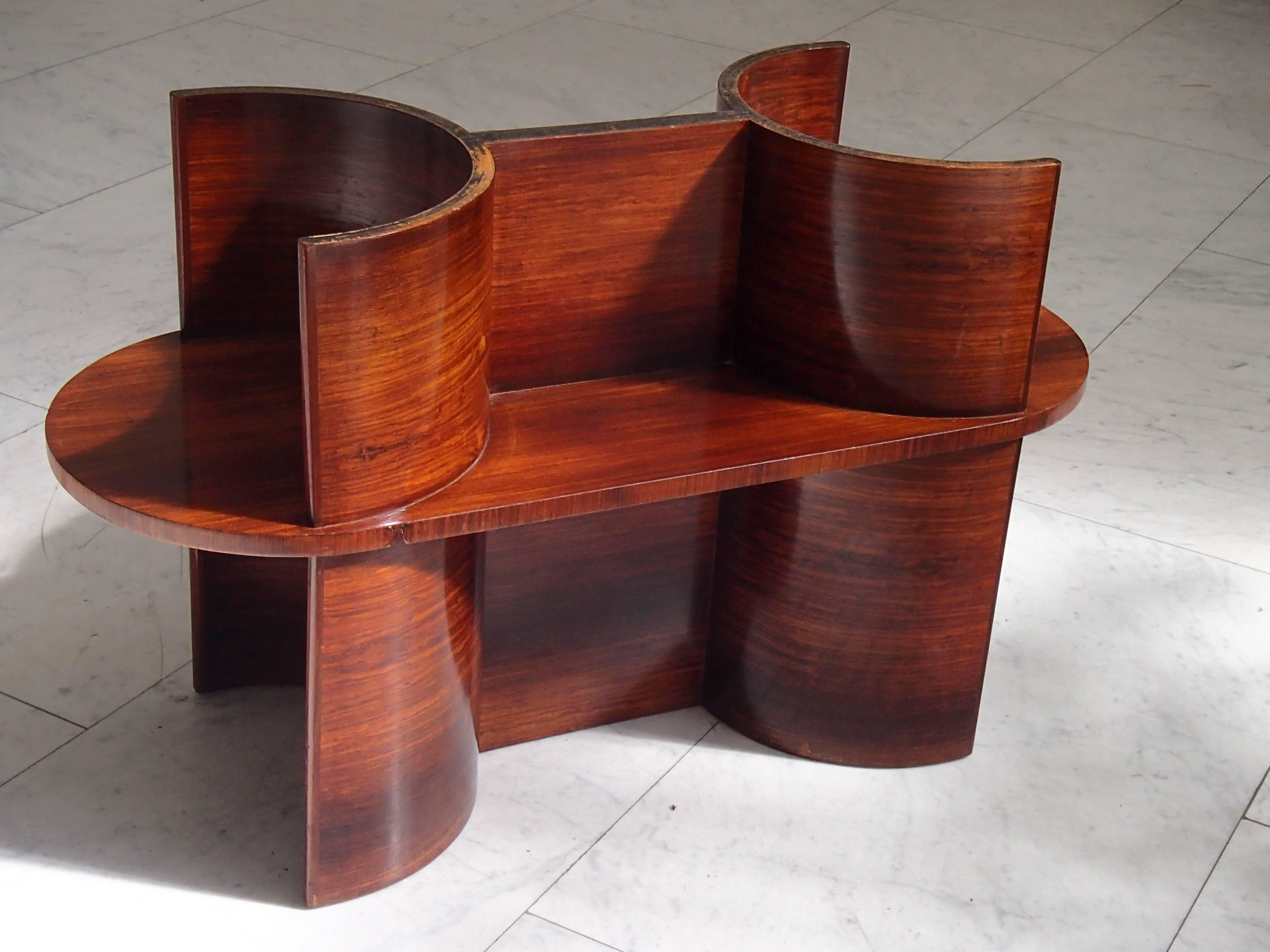 table console cubiste 1930 cubiste moderniste en bois de rose et plateau en verre épais
carré avec des extrémités rondes.