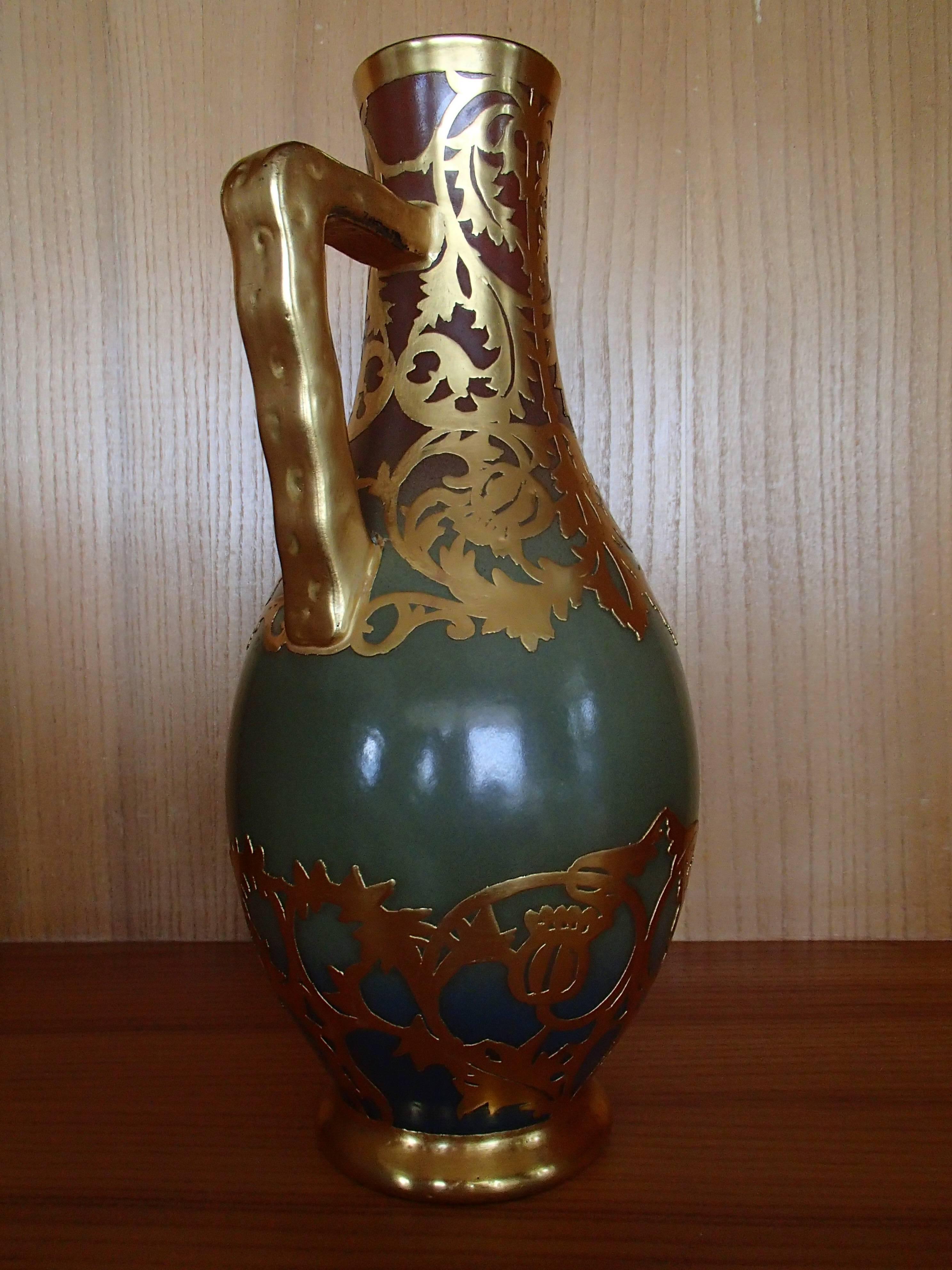 Art Nouveau jarre SARRGUEMINES verde con dipinti floreali in foglia d'oro.