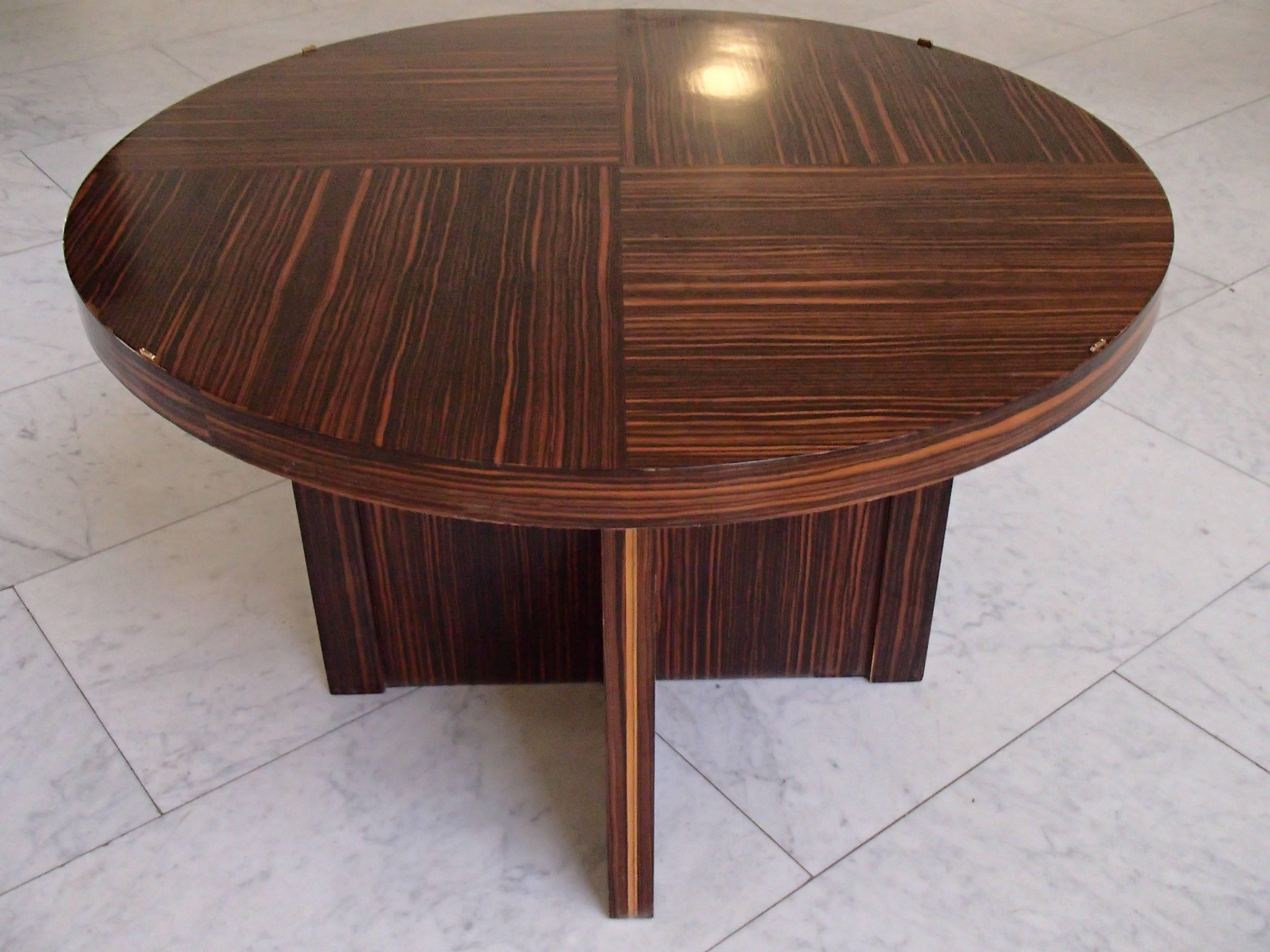 Mid-20th Century Huge Round Art Deco Ebene de Macassar Coffee Side Table For Sale