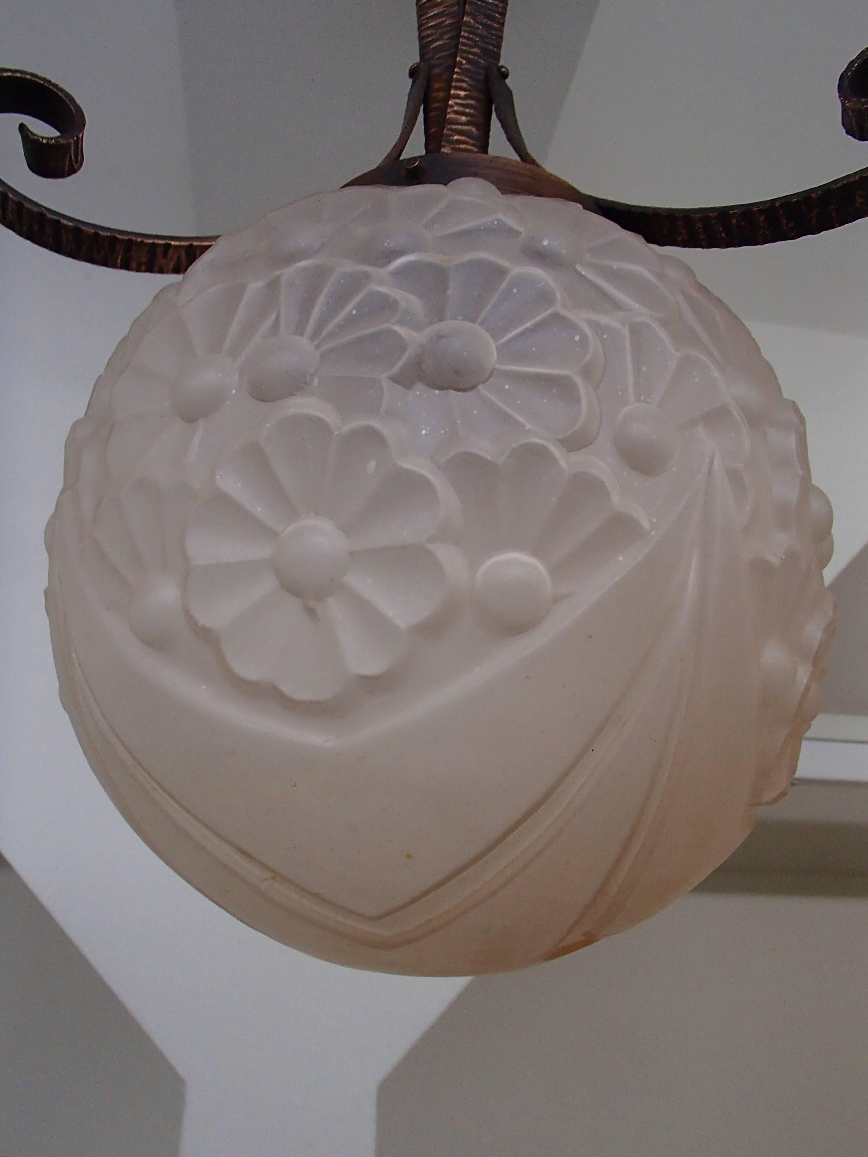 Lustre Art Déco en cuivre avec verre floral original rose pâle.