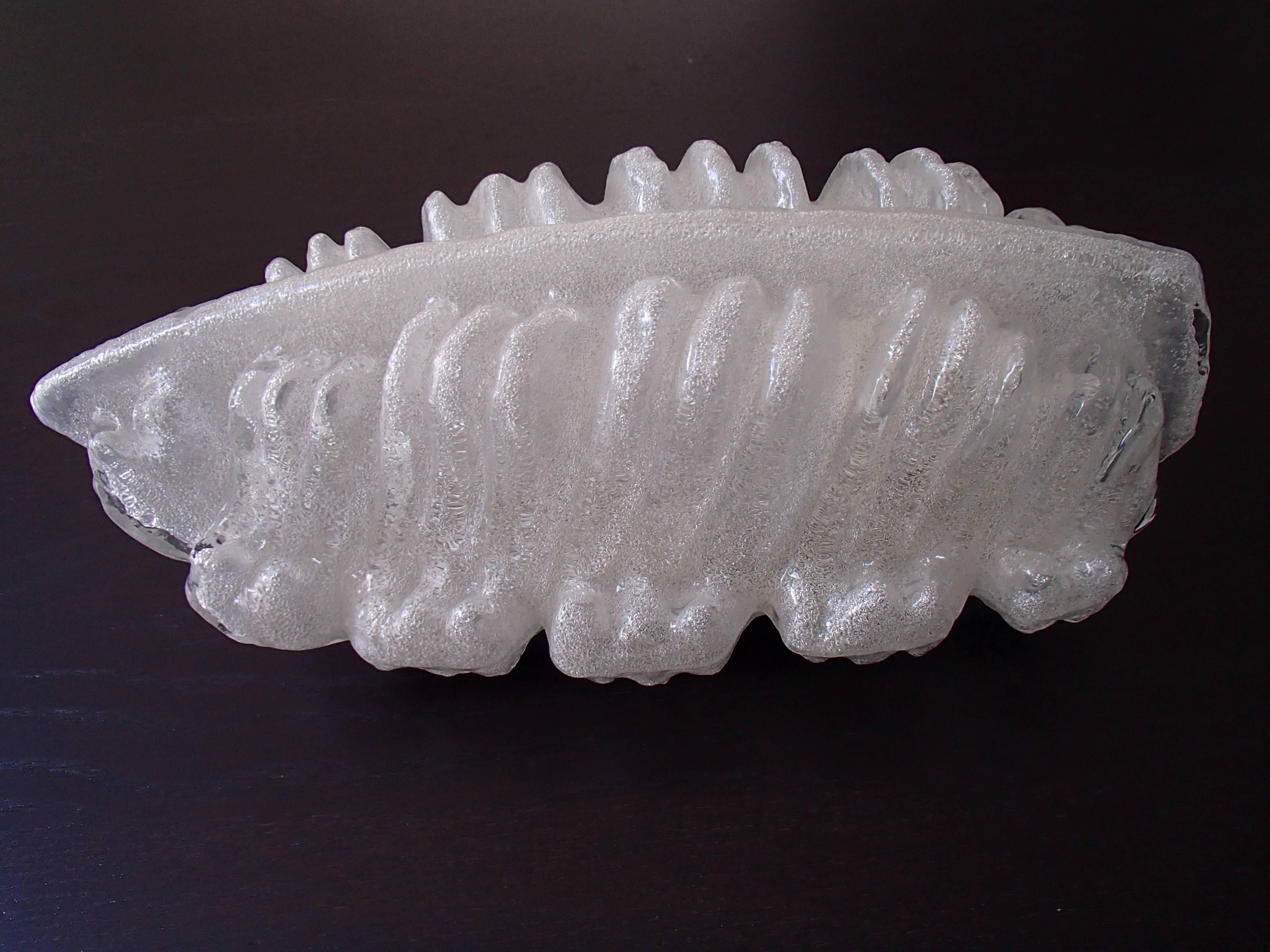 1960 Diese drei Murano-Wandleuchten aus weißem Satinglas in Blattform, 1960 (Moderne der Mitte des Jahrhunderts) im Angebot
