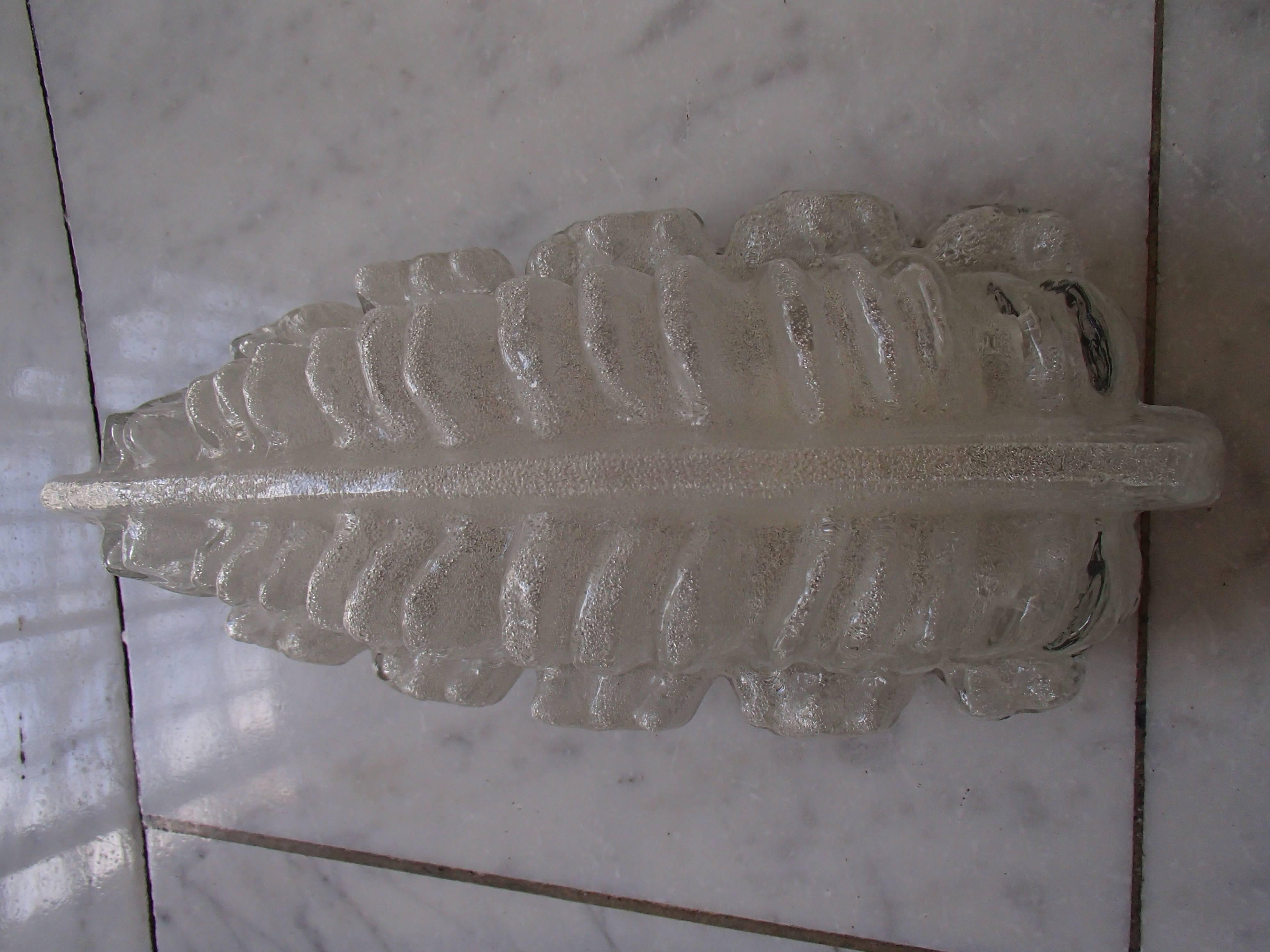 1960 Diese drei Murano-Wandleuchten aus weißem Satinglas in Blattform, 1960 (Geblasenes Glas) im Angebot
