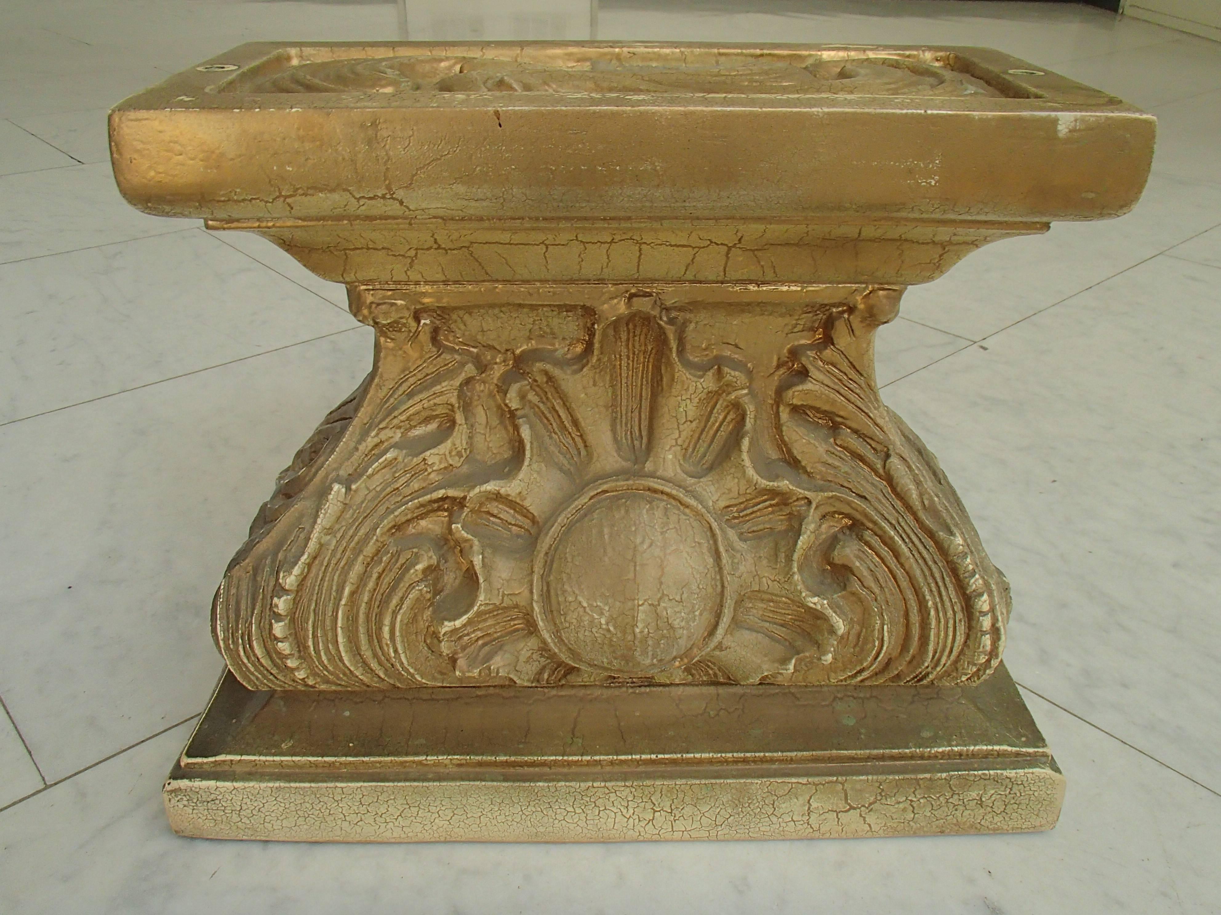 Paire de pieds en bois doré et plâtre du milieu du siècle, de style baroque rococo, pouvant servir d'étagère à une ou deux tables basses. Le verre n'est pas inclus, c'est juste pour les photos.