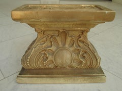 Pareja de patas de madera dorada y escayola de mediados de siglo, de estilo barroco rococó