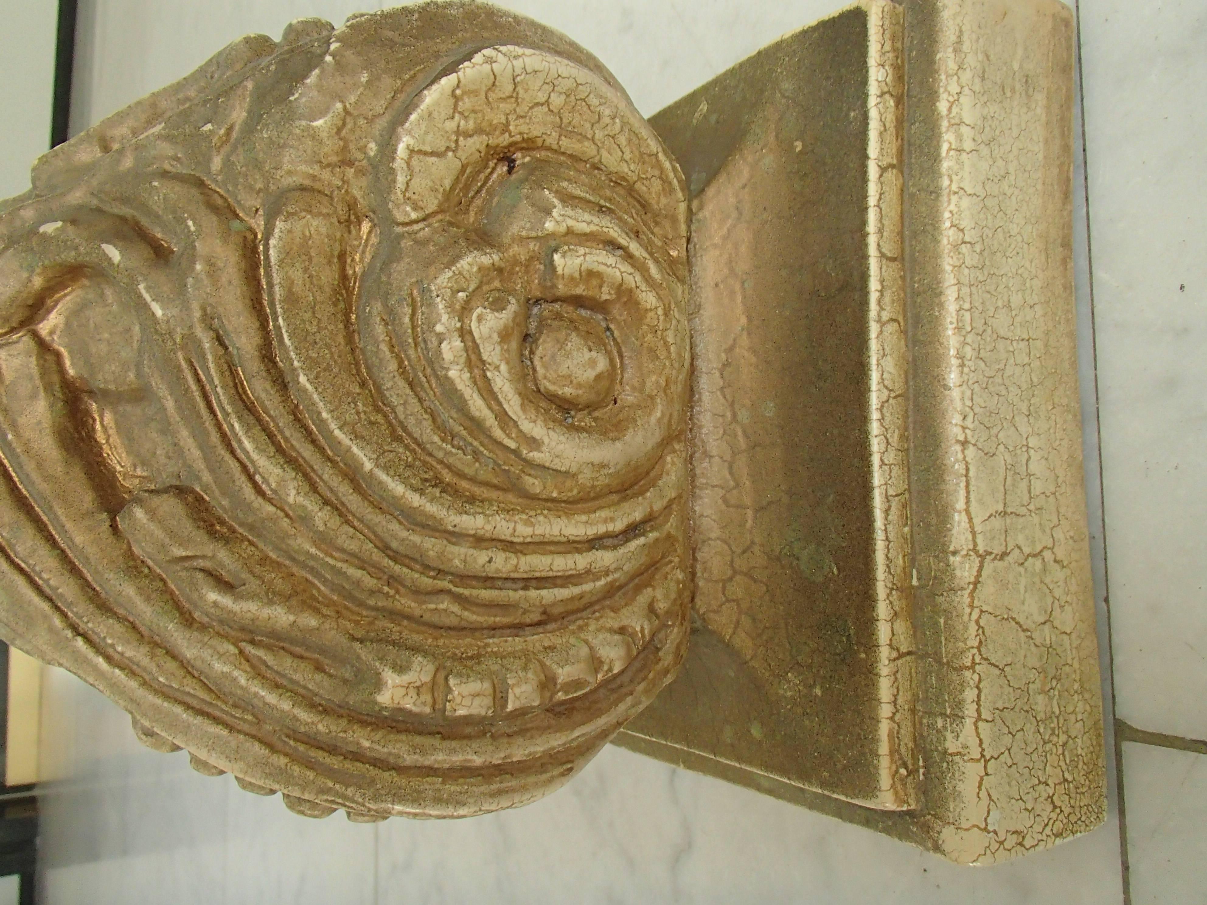 Paire de pieds en bois doré et plâtre du milieu du siècle dernier dans un style rococo Baroc État moyen - En vente à Weiningen, CH