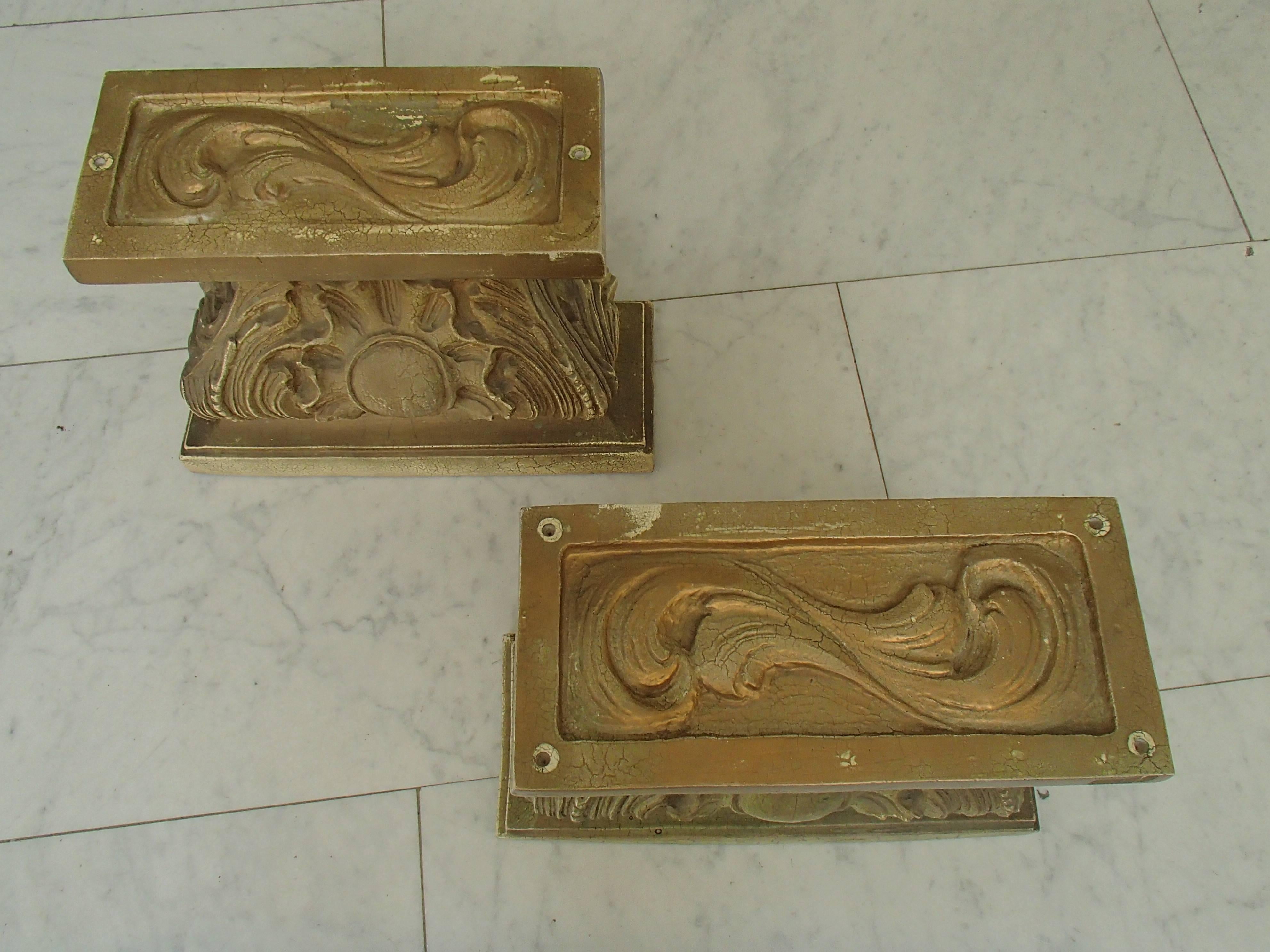 Milieu du XXe siècle Paire de pieds en bois doré et plâtre du milieu du siècle dernier dans un style rococo Baroc en vente