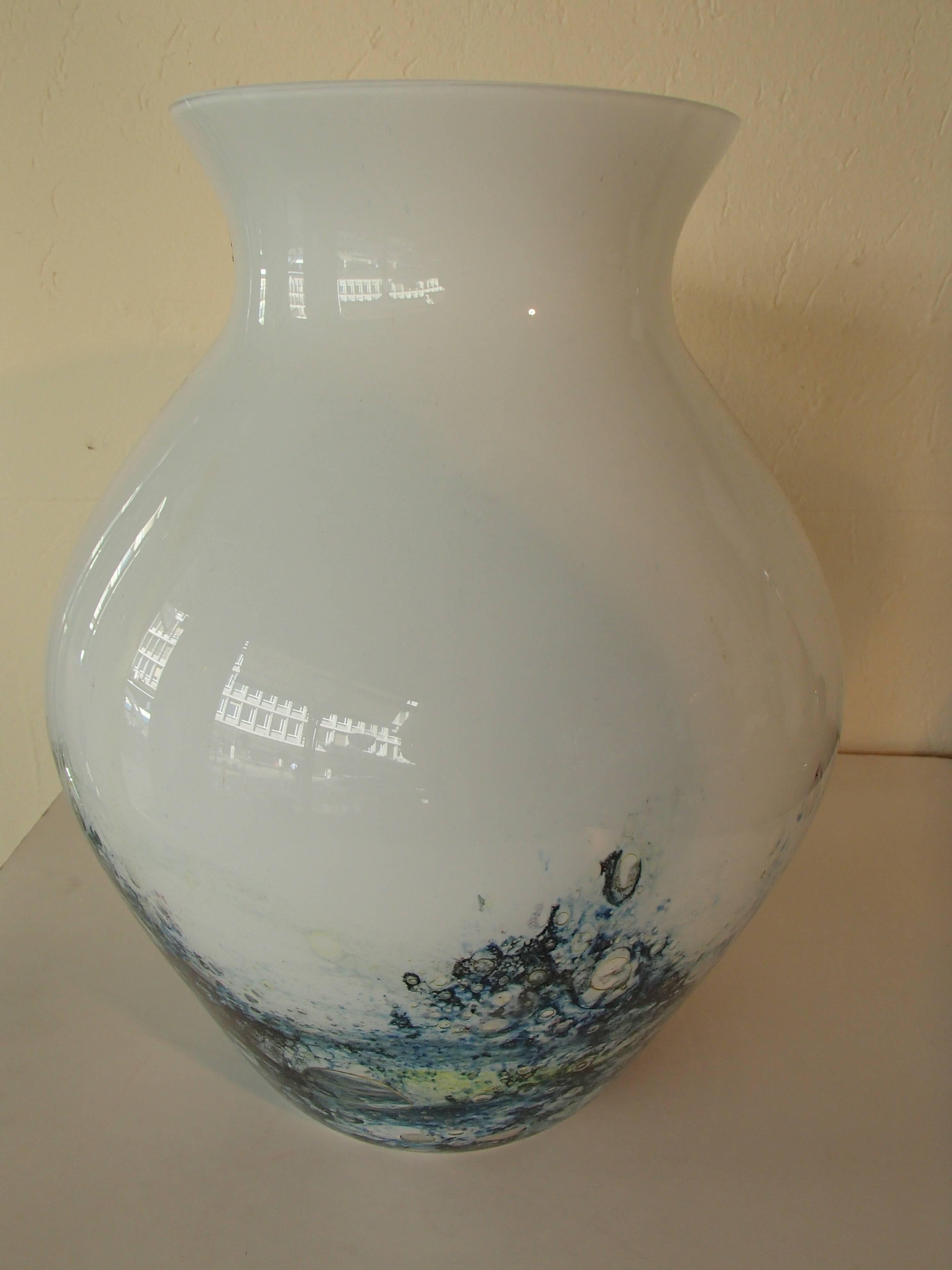 1980s Hugh Vase Hirschberg White and Blue For Sale 1