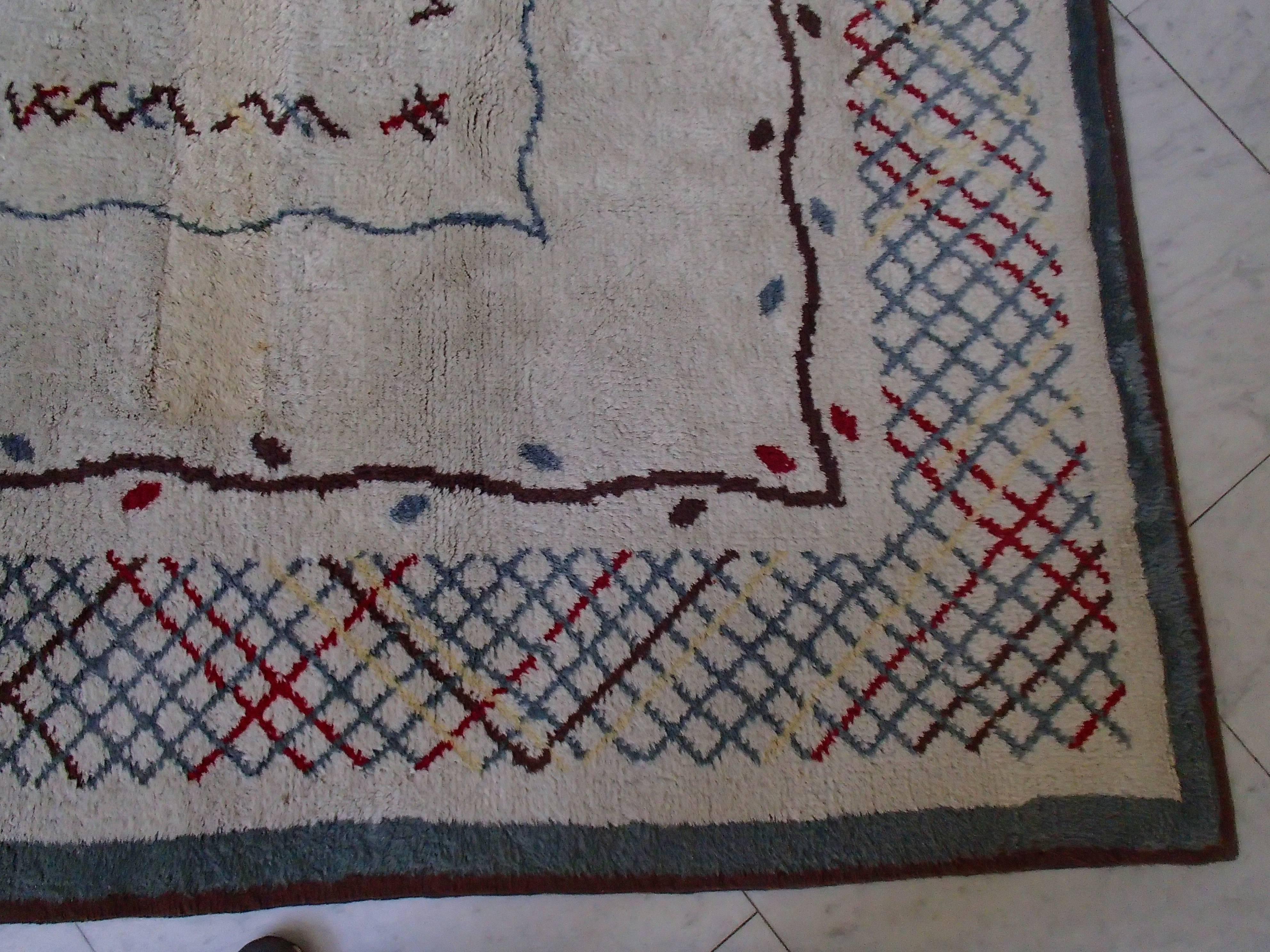 Teppich aus der Mitte des Jahrhunderts, signiert von Leleu (Französisch) im Angebot