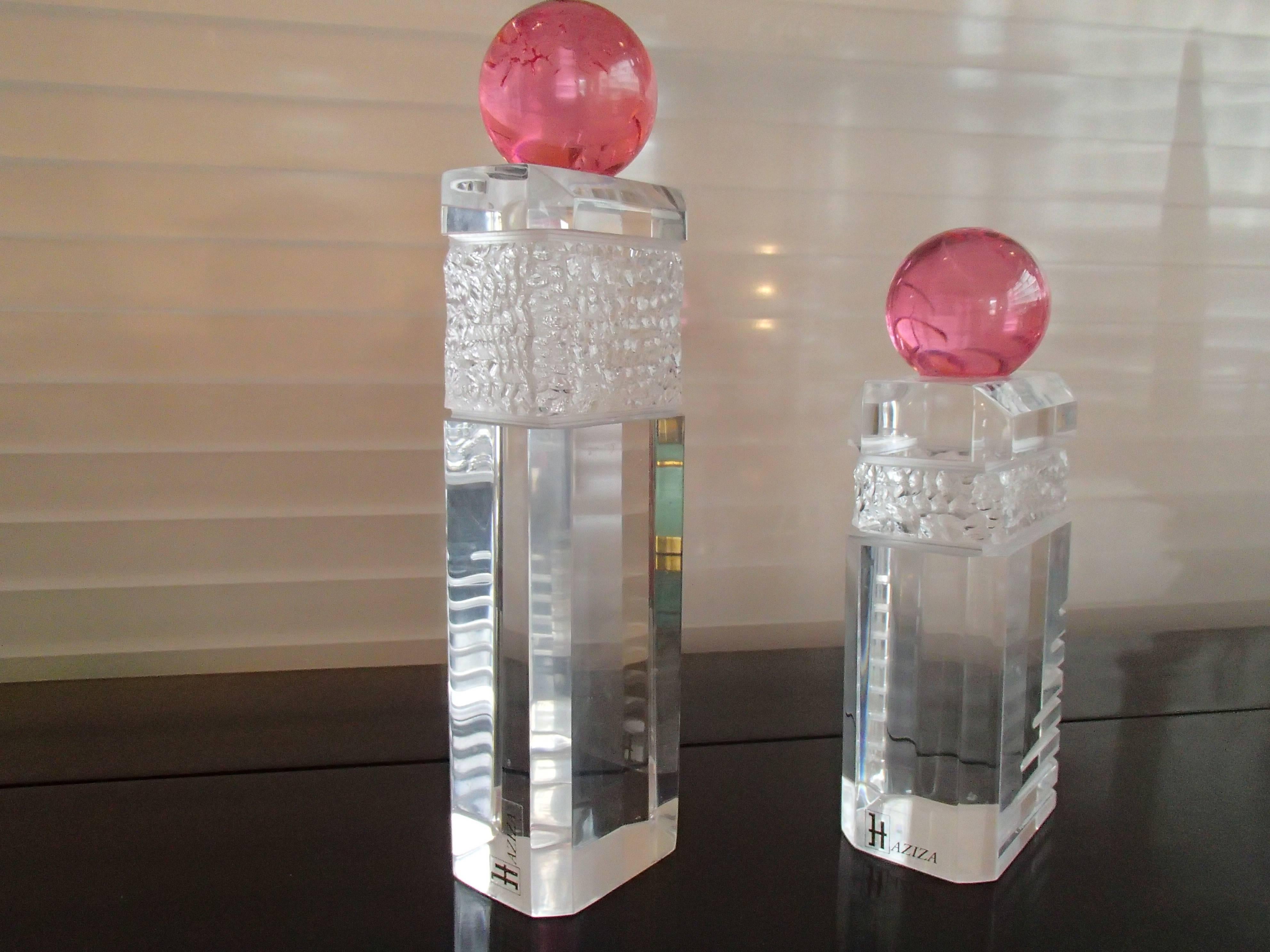Américain Paire de sculptures modernes en verre Haziza Plexi transparent et boule rose en vente