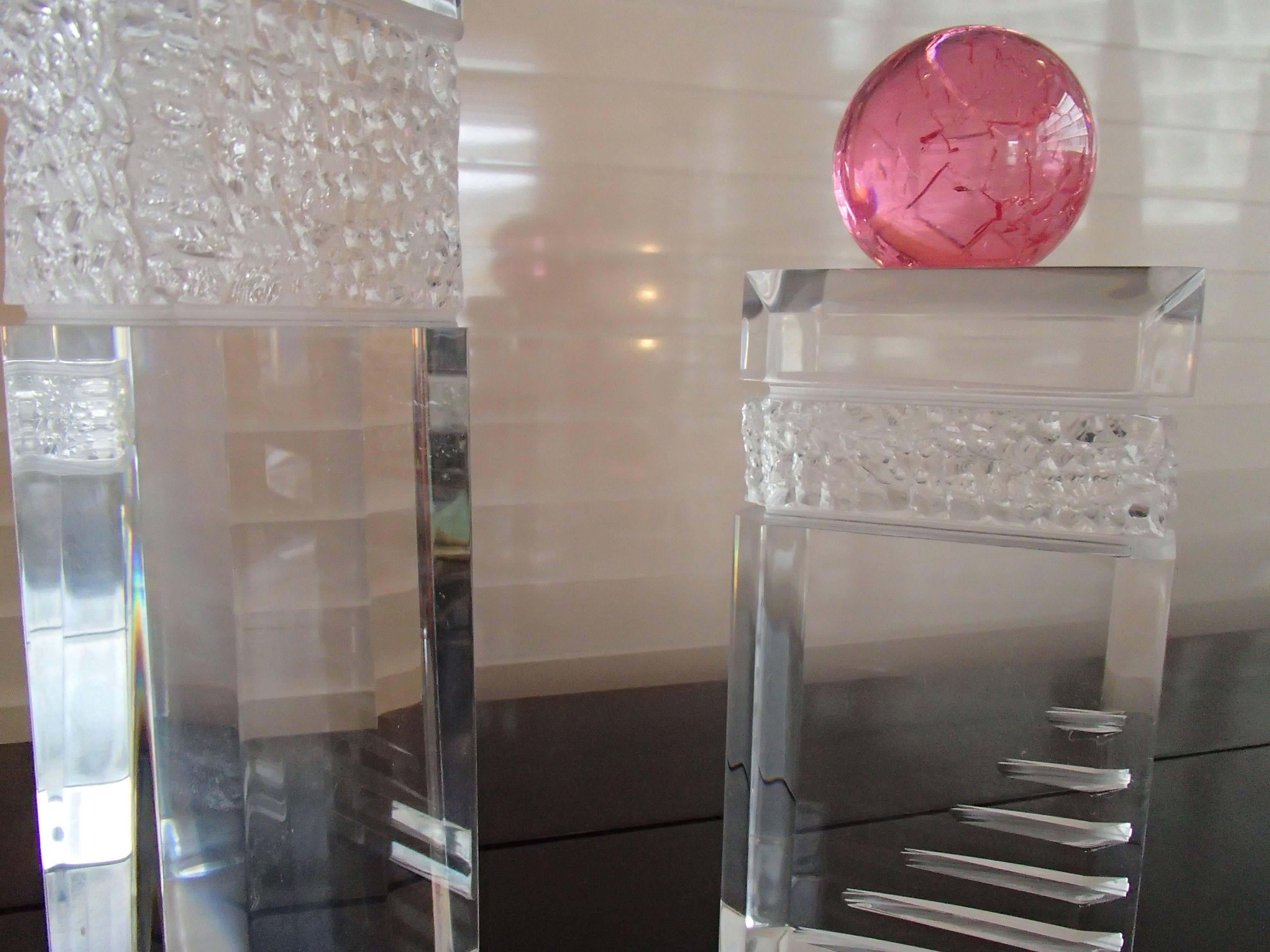 Fin du 20e siècle Paire de sculptures modernes en verre Haziza Plexi transparent et boule rose en vente