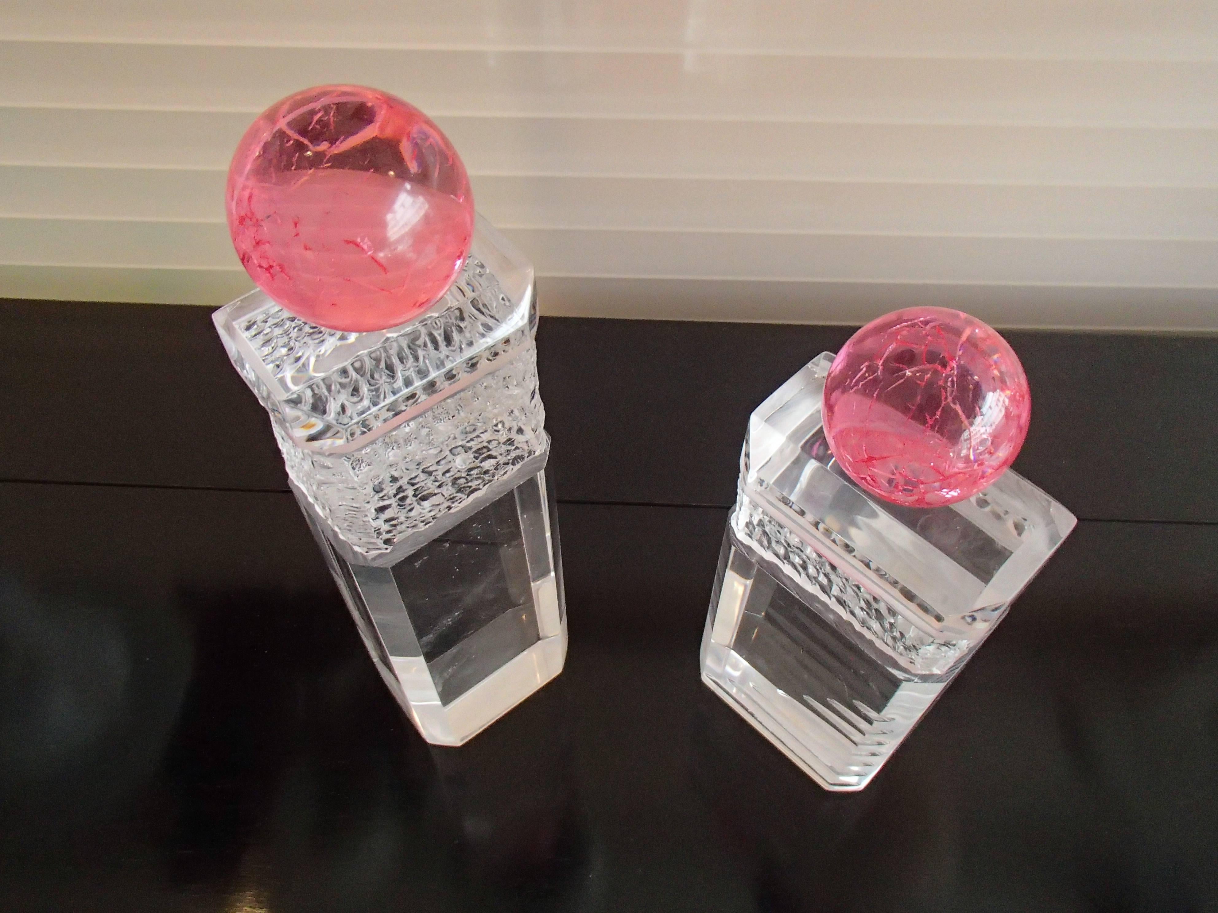 Lucite Paire de sculptures modernes en verre Haziza Plexi transparent et boule rose en vente