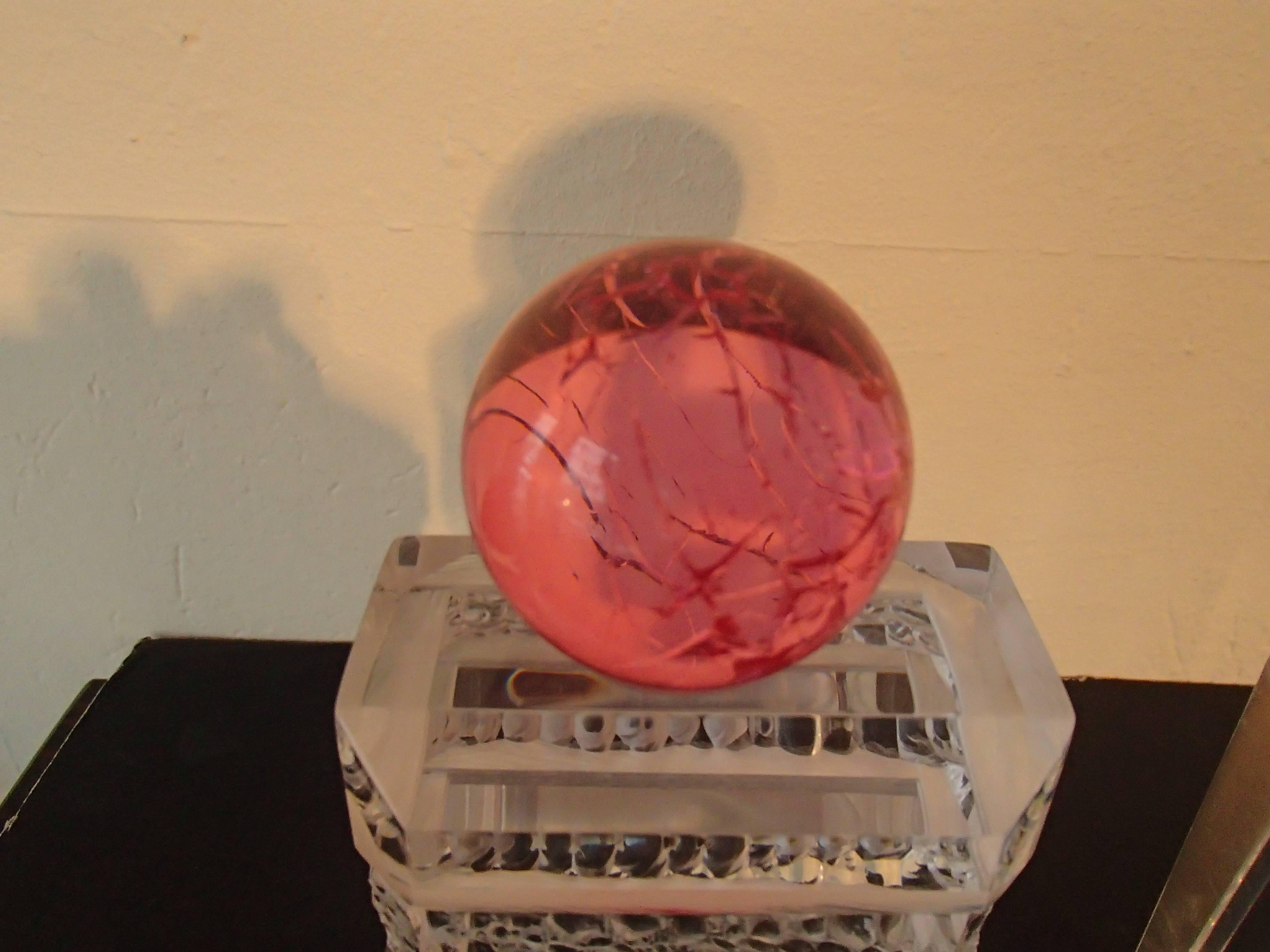 Paire de sculptures modernes en verre Haziza Plexi transparent et boule rose en vente 1