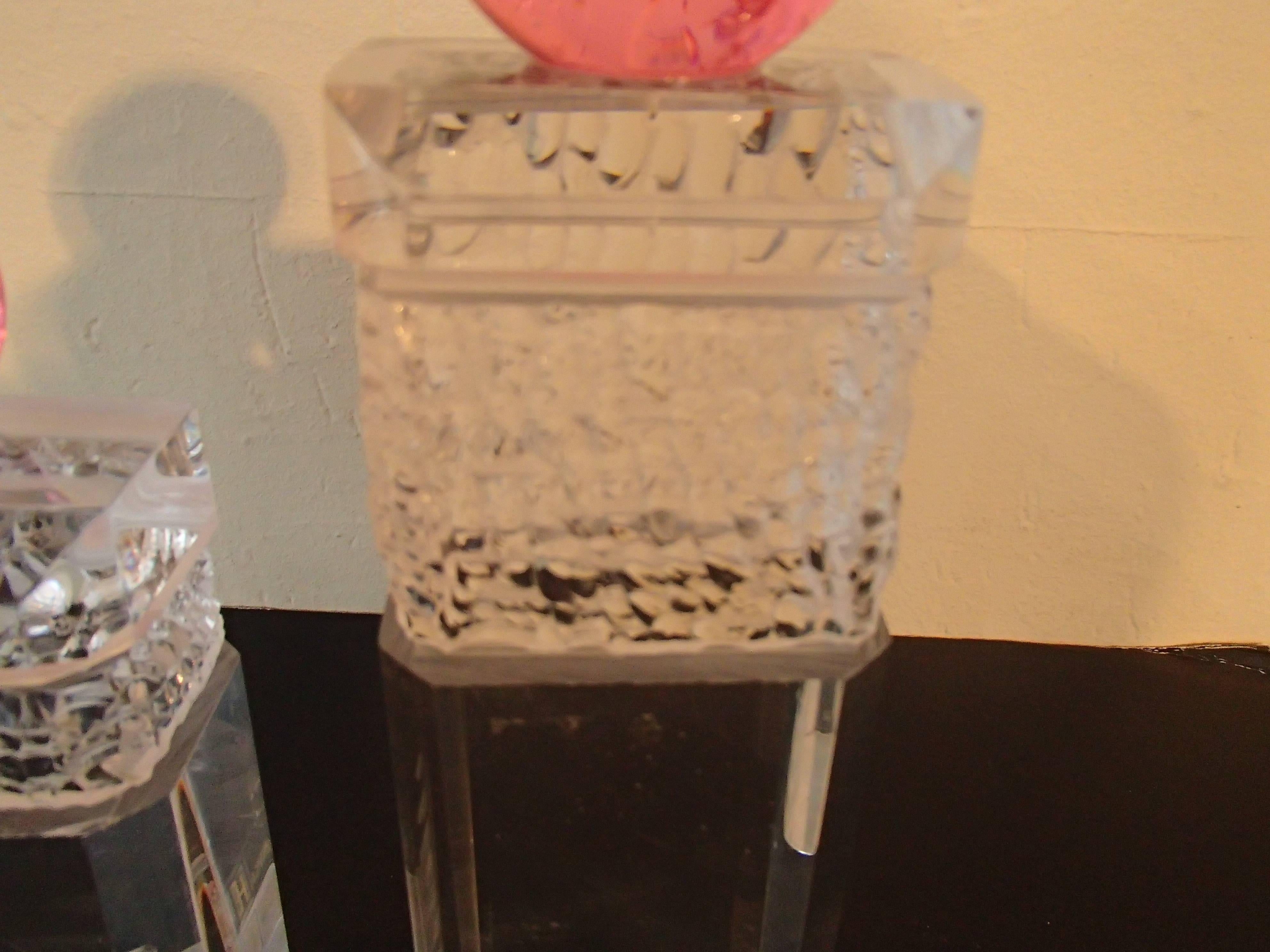Paire de sculptures modernes en verre Haziza Plexi transparent et boule rose en vente 2