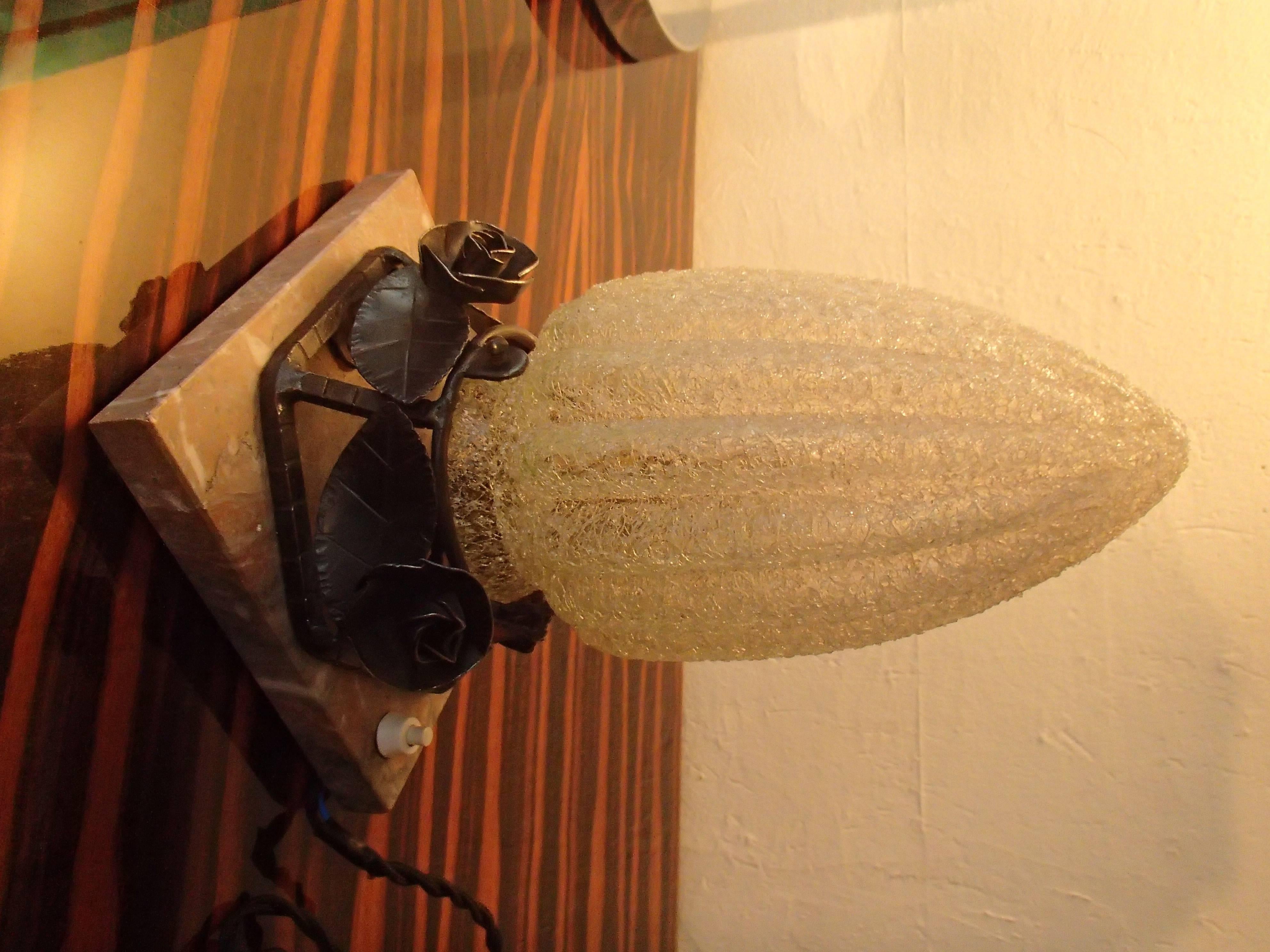 Petite lampe de bureau Art Déco en fer forgé sur plateau en marbre et verre sablé en vente 1