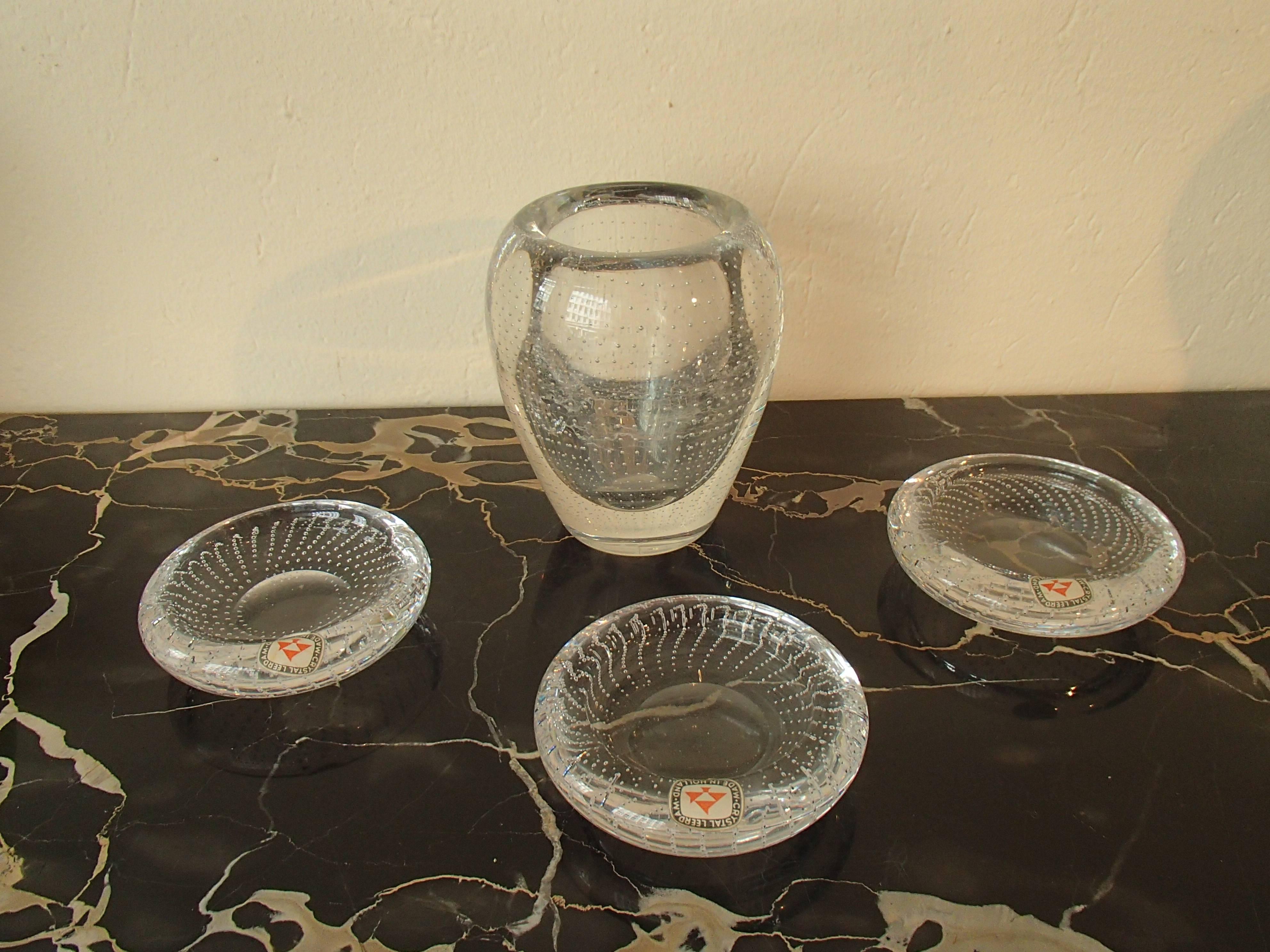 Drei Aschenbecher und kleine Vase von Leerdam aus der Mitte des Jahrhunderts (Kristall) im Angebot