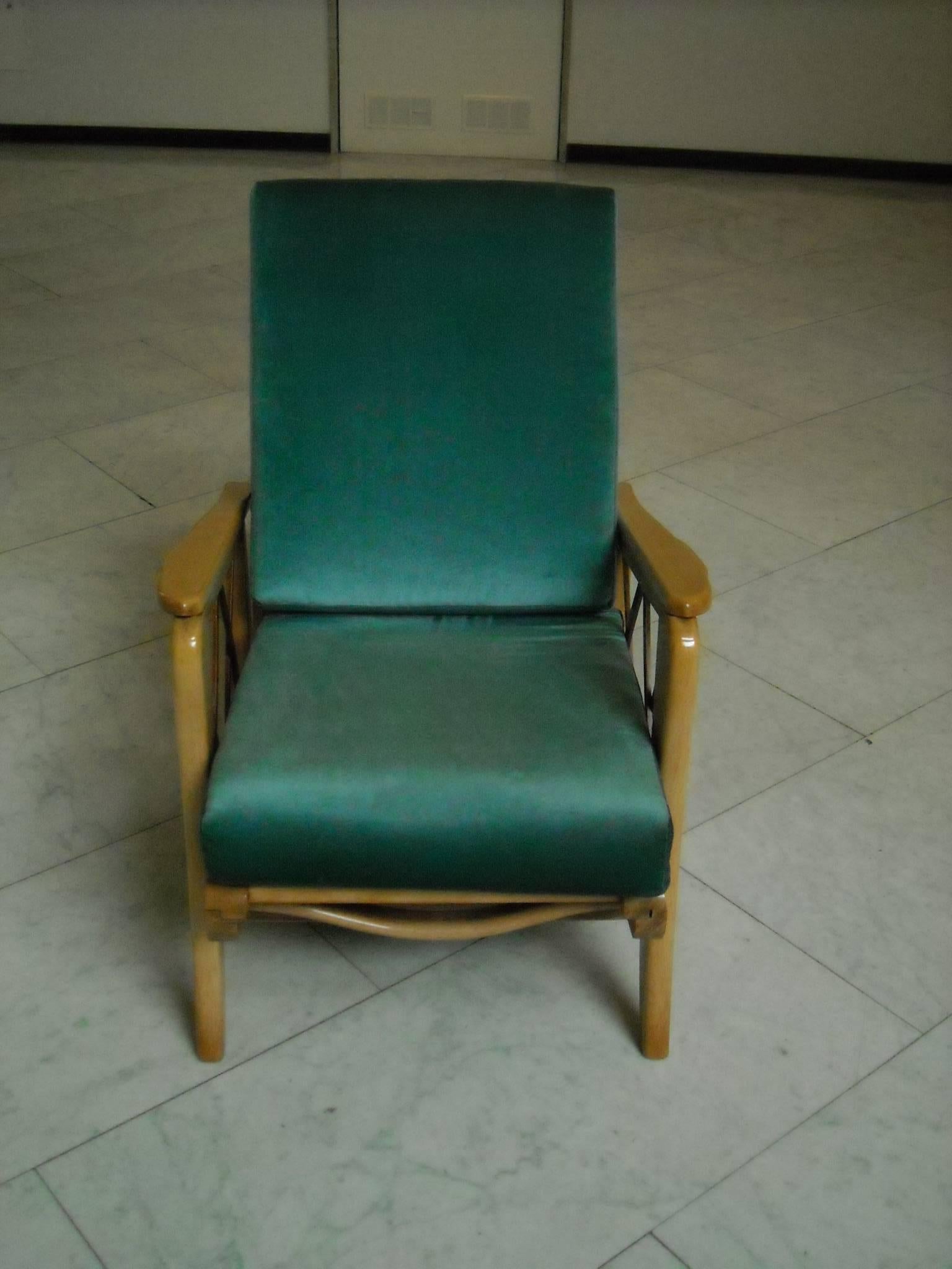 Mid-Century Modern Extendable Armchair Two-Tone Birch Blue Velvet Cushions In Good Condition For Sale In Weiningen, CH
