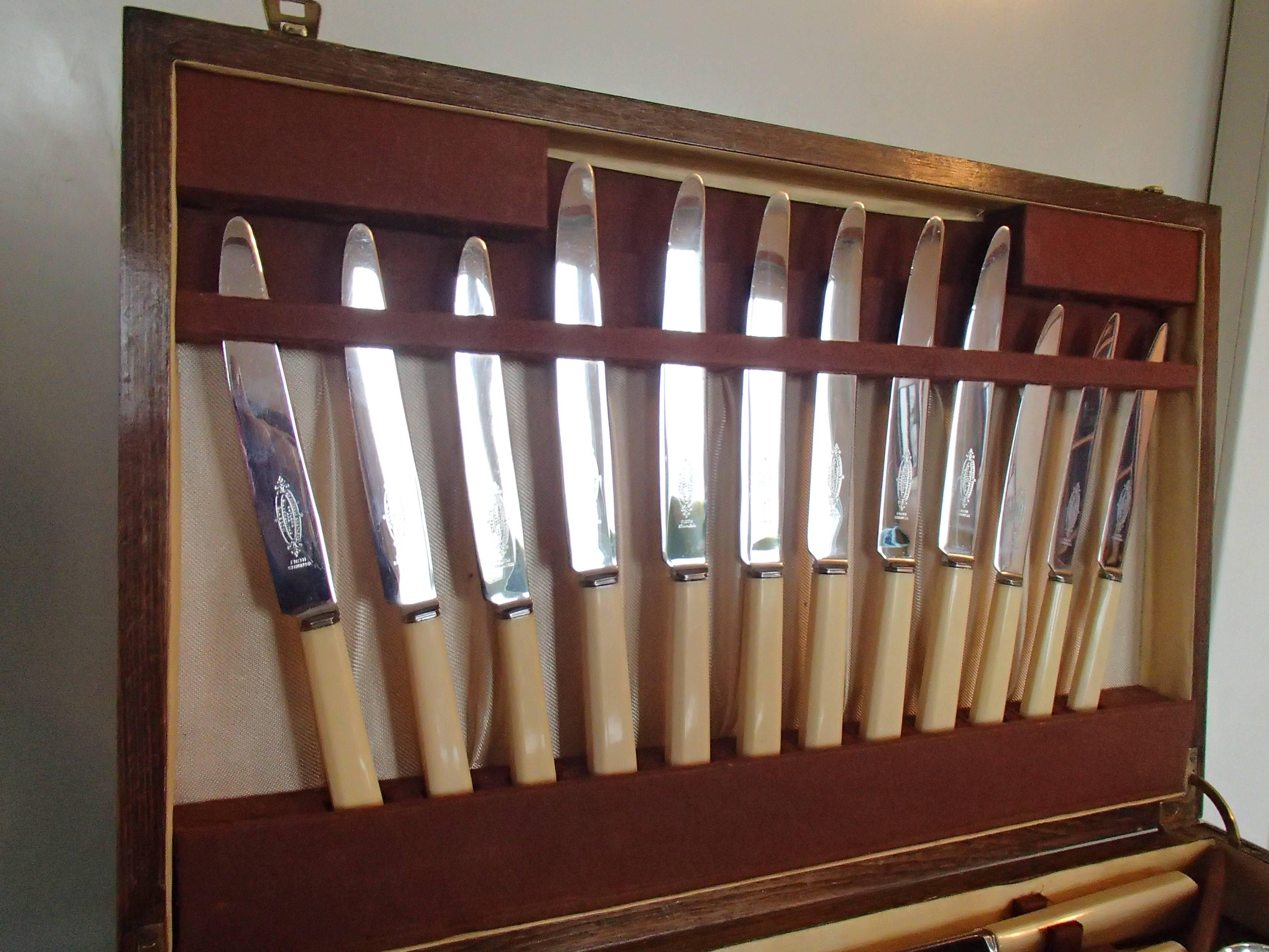 1920 set of 53 pieces cutlery in a walnut box by McPherson Brothers Glasgow In Good Condition For Sale In Weiningen, CH