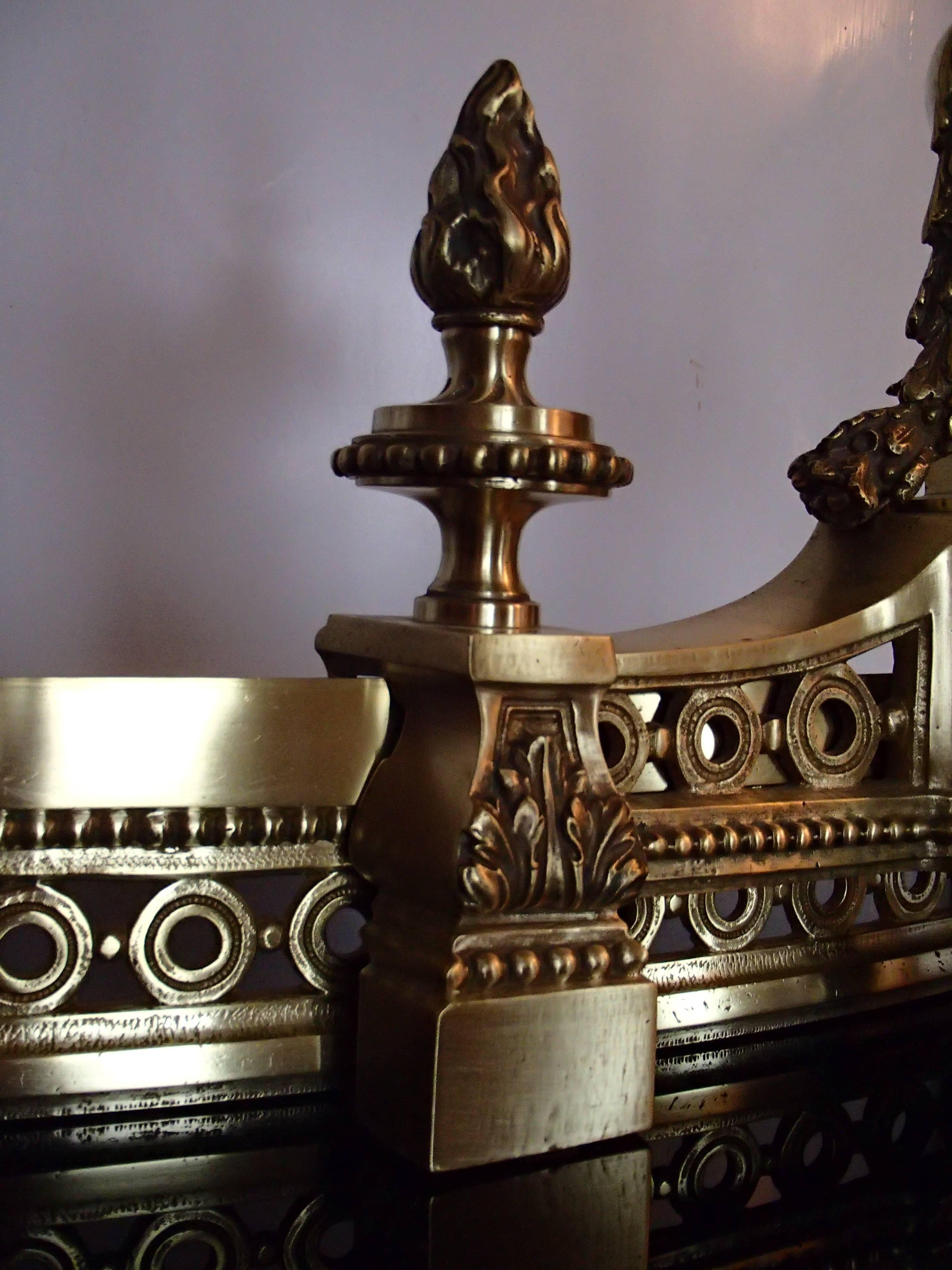 Empire-Kamin aus Bronze oder Messing aus dem 19. Jahrhundert im Zustand „Hervorragend“ im Angebot in Weiningen, CH