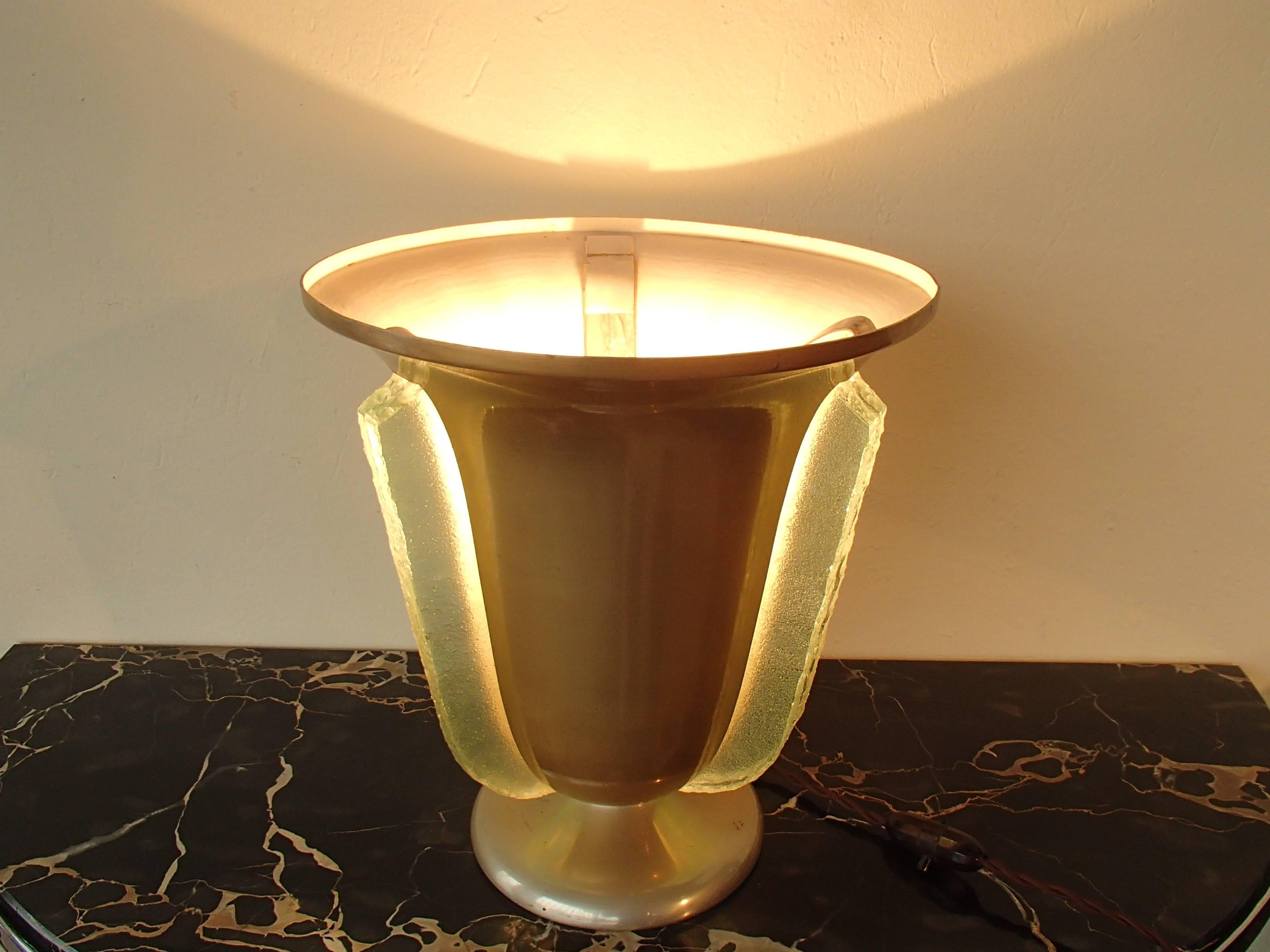 Mid-20th Century Art Deco Tulip Table Lamp with Thick Glass Inlays Golden For Sale