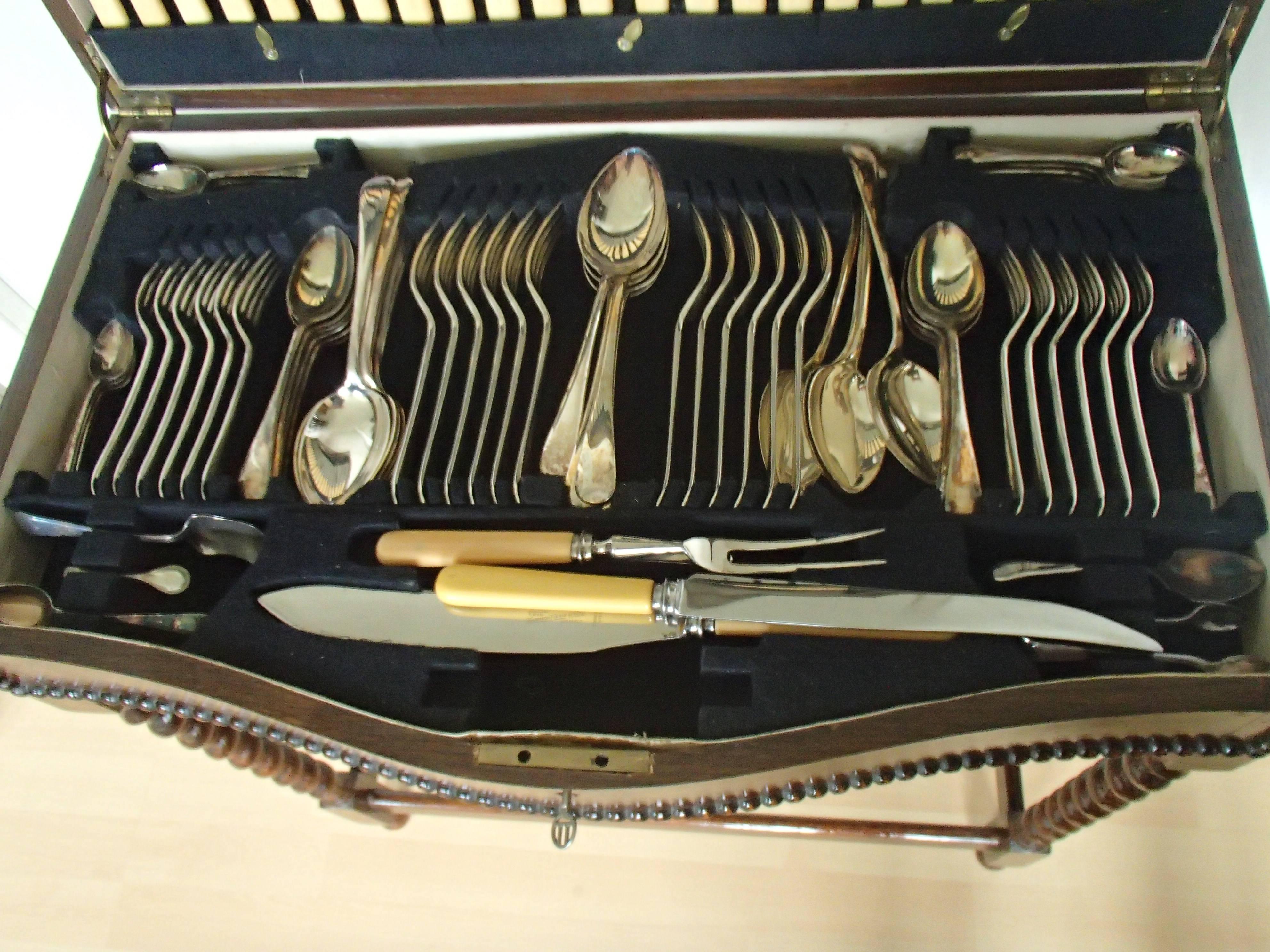 Placcato argento Tavolo in Oak del XIX secolo con posate per dodici persone Harrison Fisher Sheffield in vendita