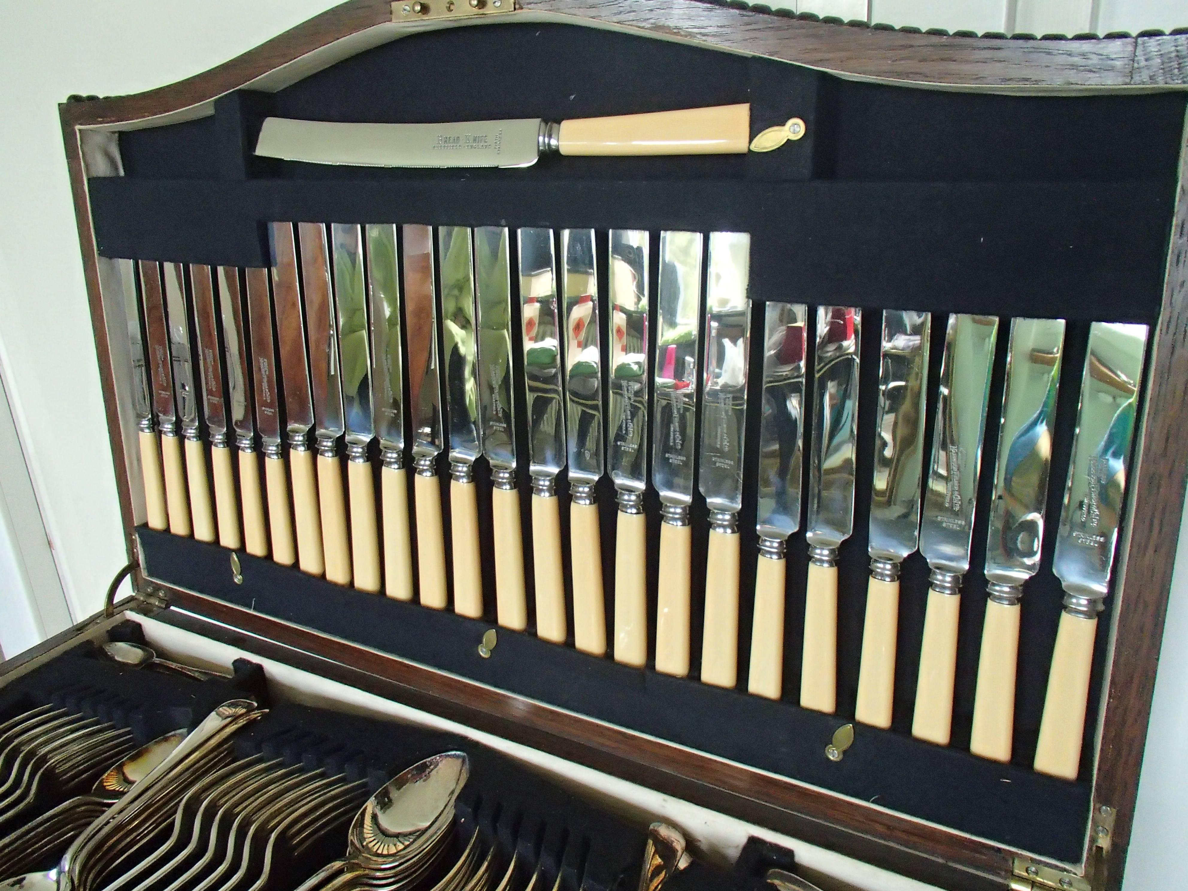 Tavolo in Oak del XIX secolo con posate per dodici persone Harrison Fisher Sheffield in vendita 1