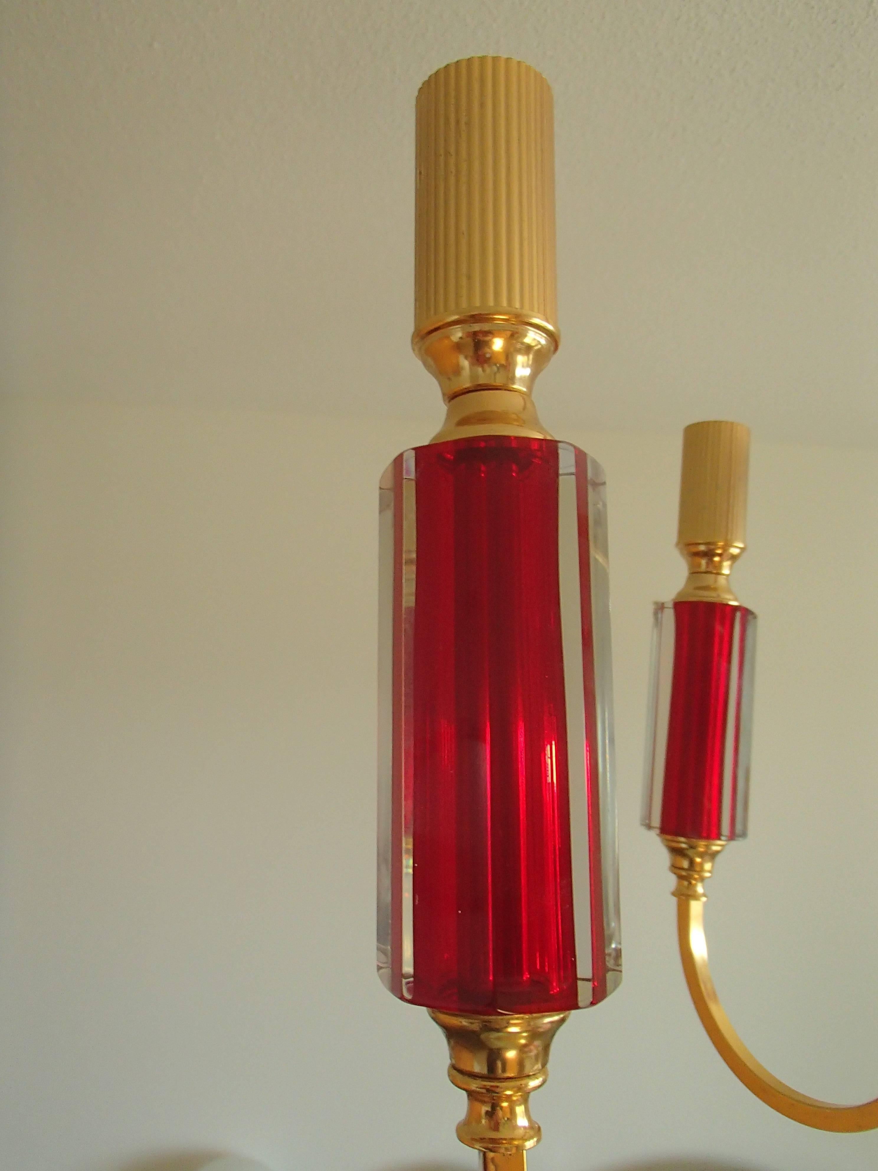 Lustre à cinq bras du milieu du siècle dernier en verre rouge vif de Bohème et plaqué laiton Bon état - En vente à Weiningen, CH