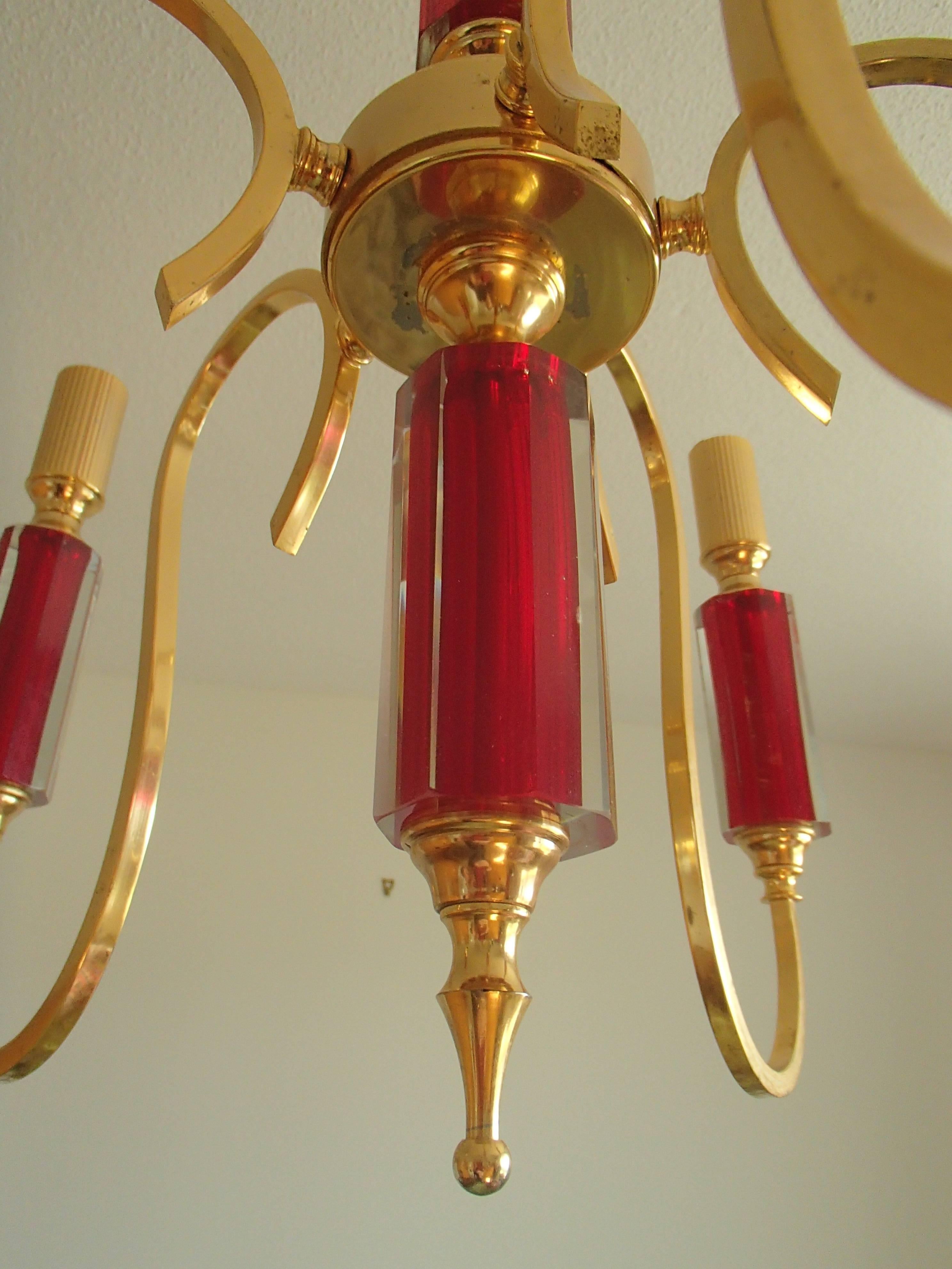 Fünfarmiger Kronleuchter aus der Mitte des Jahrhunderts aus lebhaftem rotem böhmischem Glas und Messing (Mitte des 20. Jahrhunderts) im Angebot